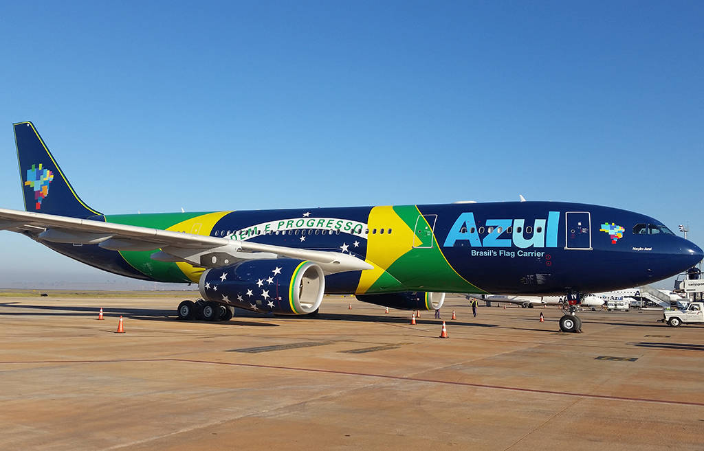 Onderskrif: Die Majestueuse Nagtelike Opstyg van Azul Airlines Muurpapier