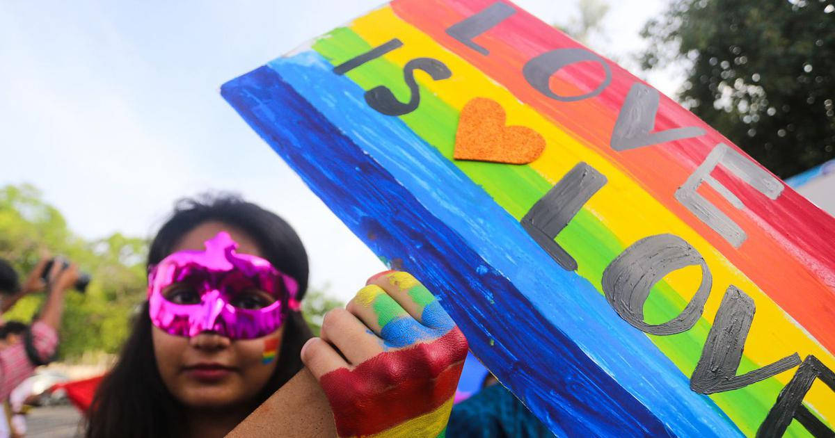 Onderskrif: "Krag in Diversiteit - Liefde is Liefde Betogingsbord" Muurpapier
