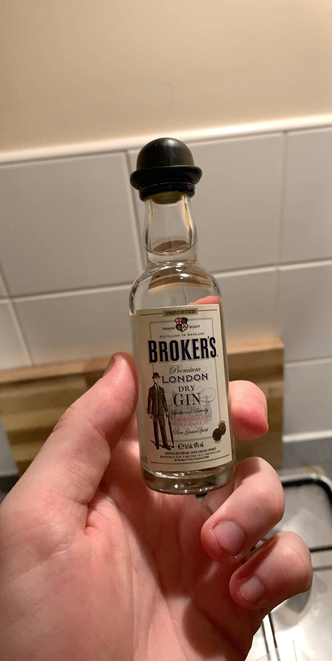Onderskrif: Miniature Brokers Gin Bottel Muurpapier