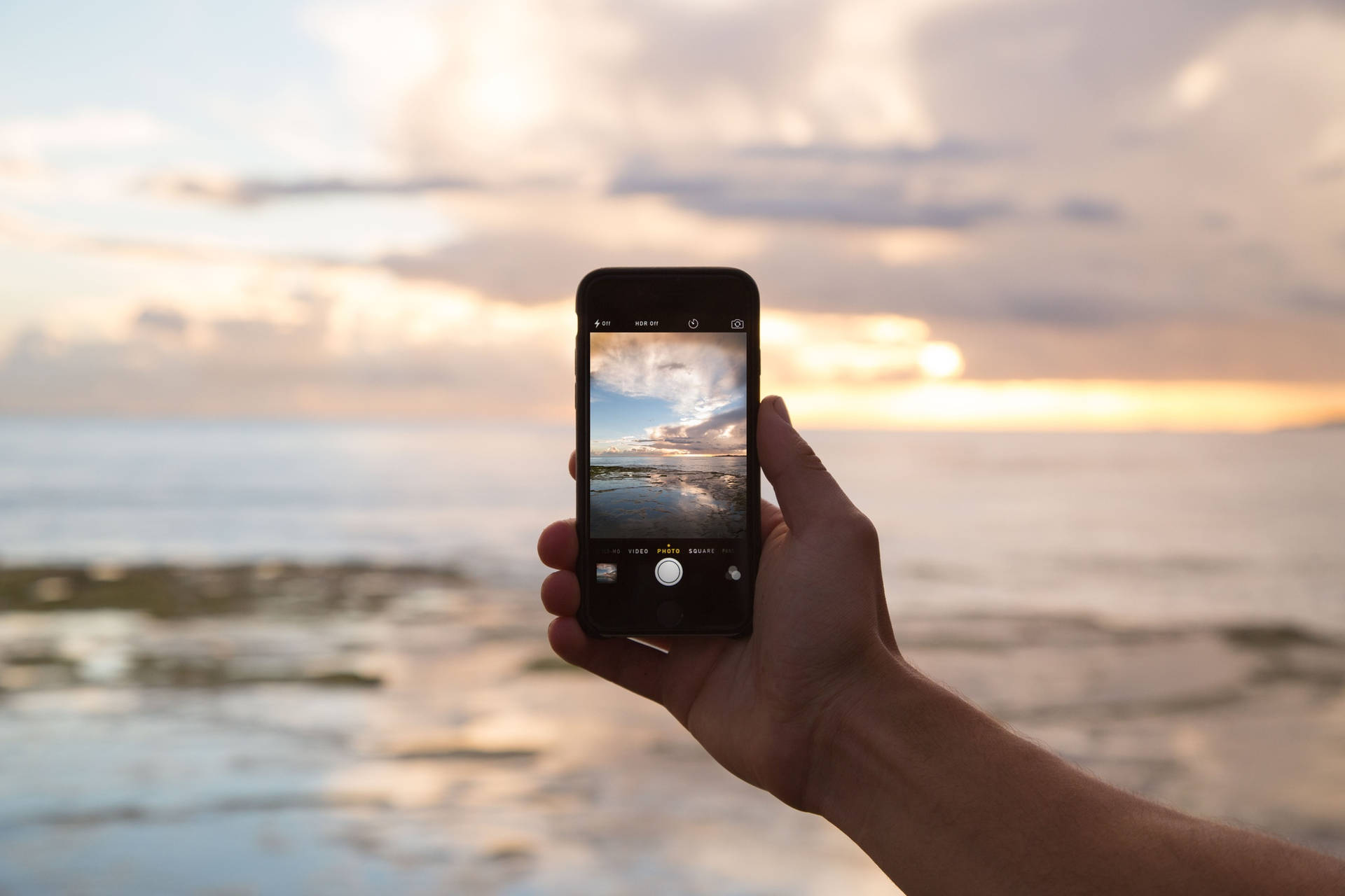 Onderskrif: Moderne Slimfoon op Lessenaar — Naruto iPhone GIF Muurpapier