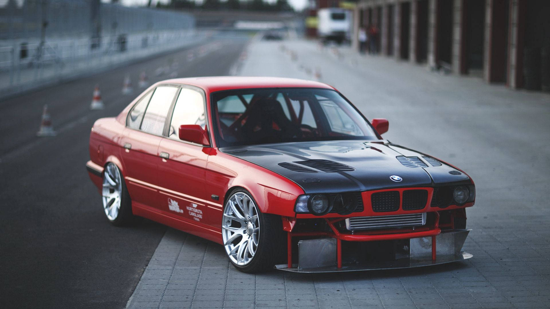 Onderskrif: Opvallende Rooi BMW E34 in Vol HD Muurpapier