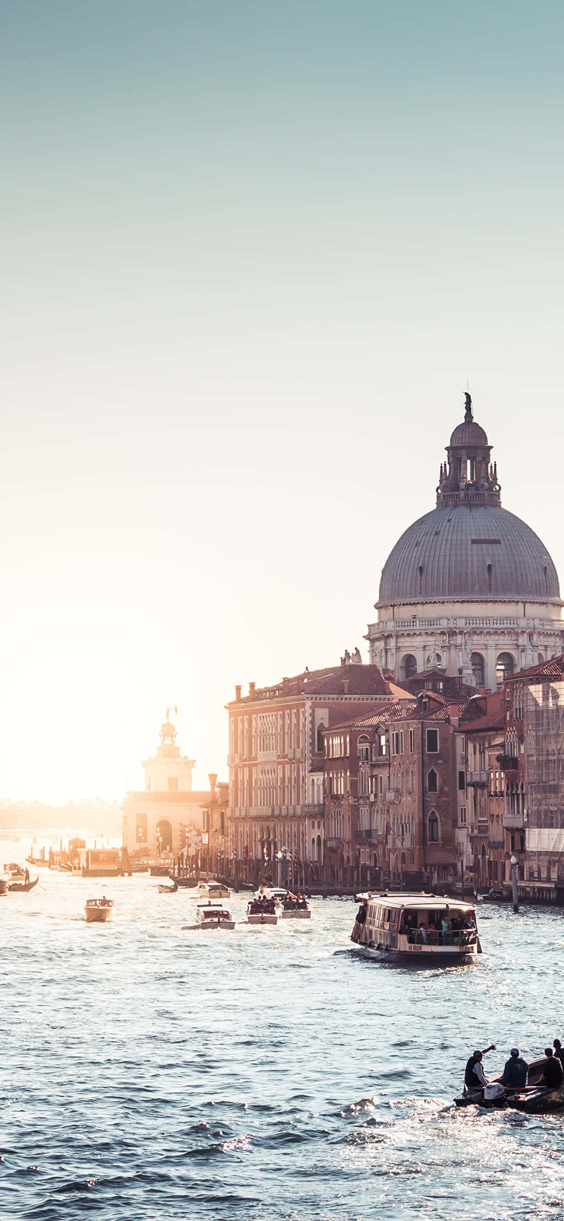 Onderskrif: Panoramiese uitsig oor die pragtige Stad Rome, Italië. Muurpapier