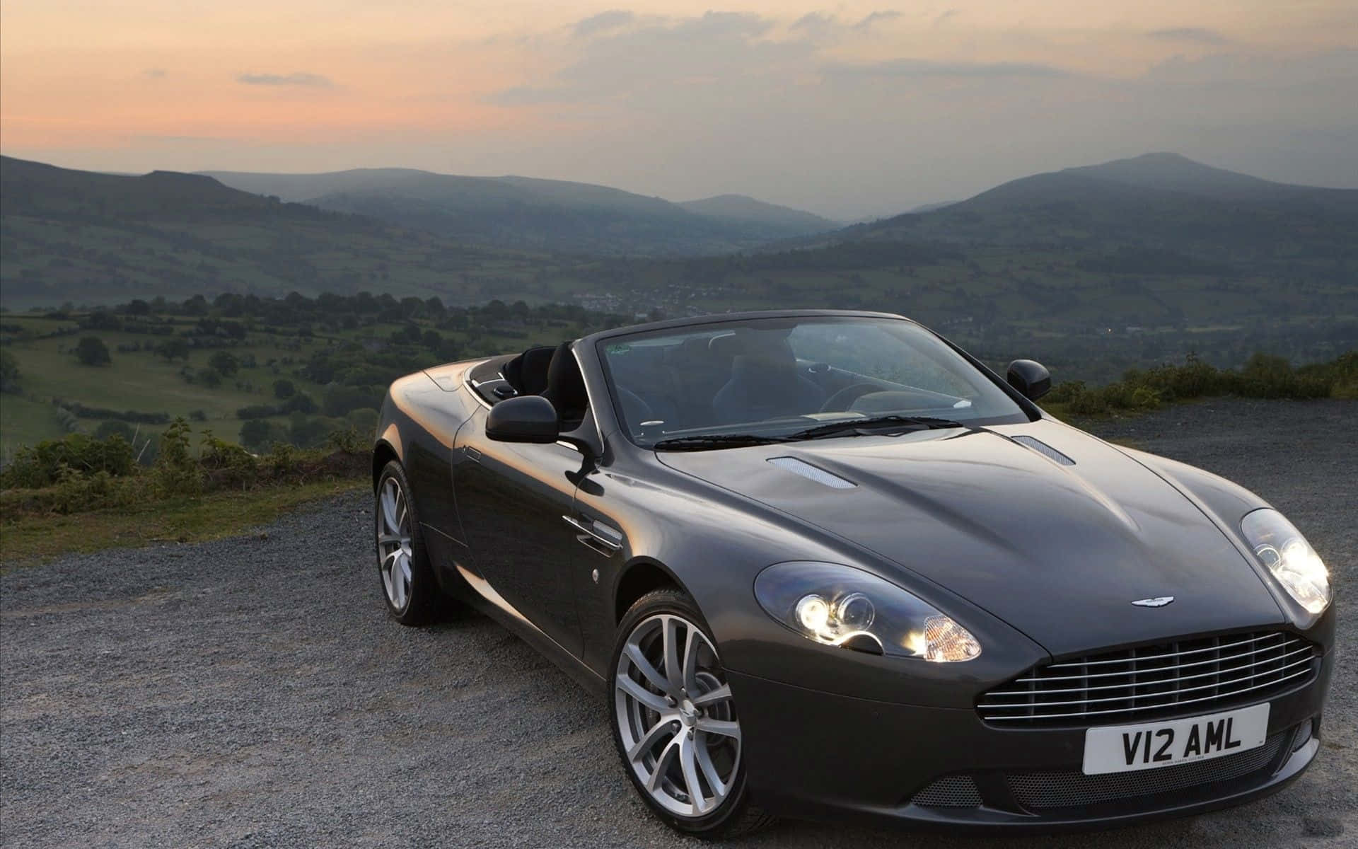 Onderskrif: Skoon Aston Martin DB9 op die Pad Muurpapier
