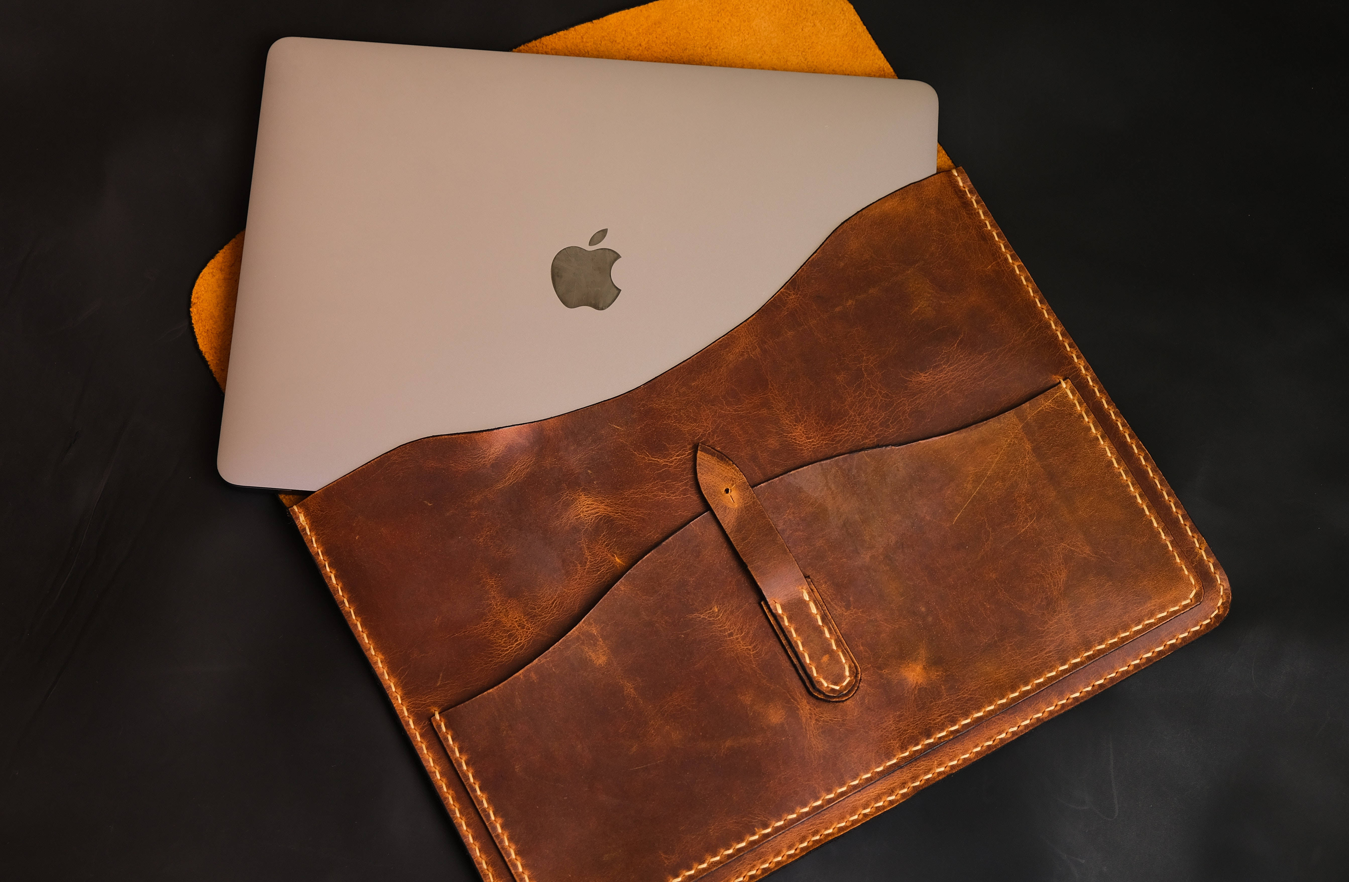 Onderskrif: Stylvolle Apple Mac-rekenaar op kreatiewe werkspasie Muurpapier