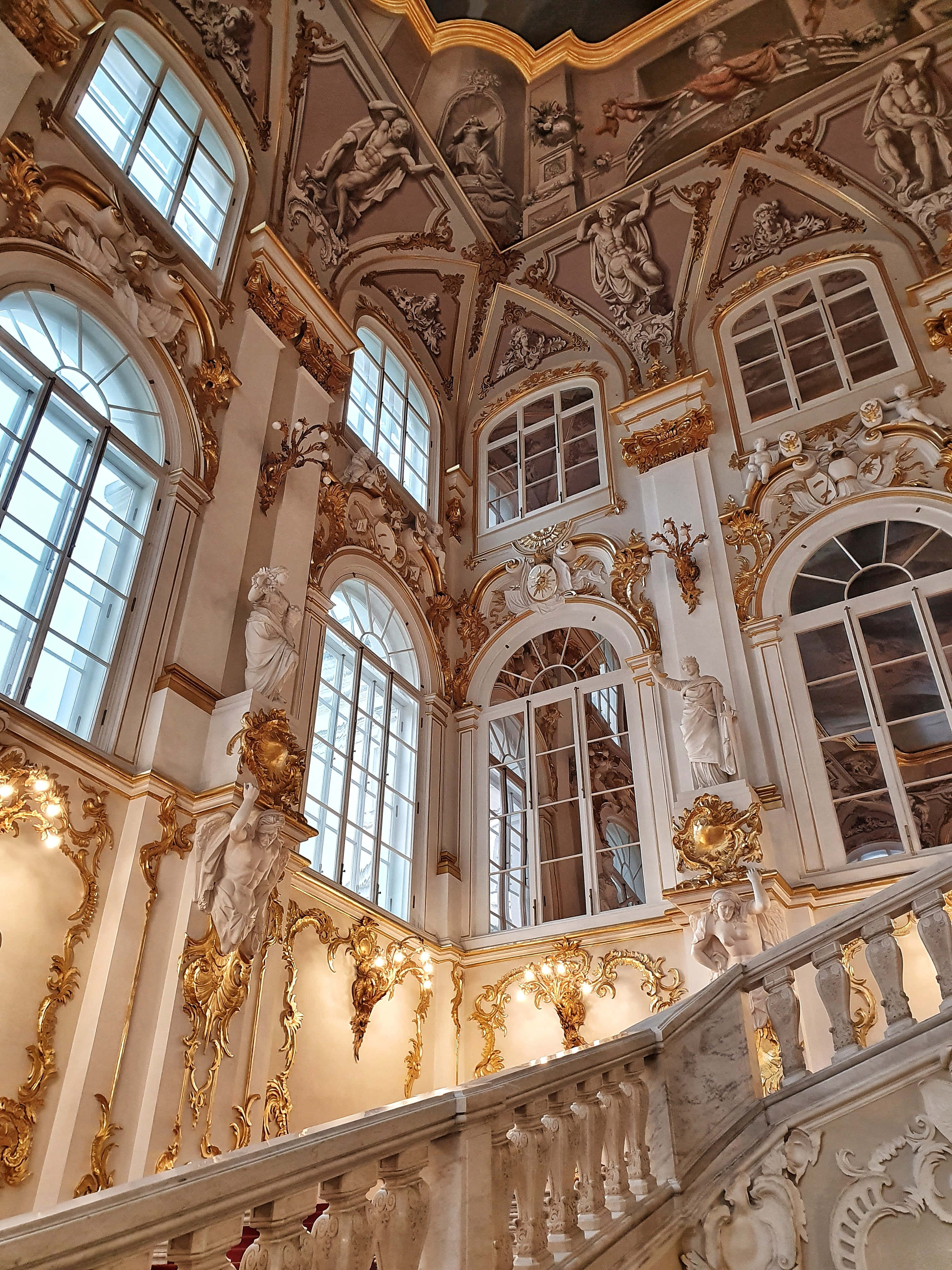 Ontdek die grootsheid van Rusland se ikoniese Hermitage-museum. Muurpapier