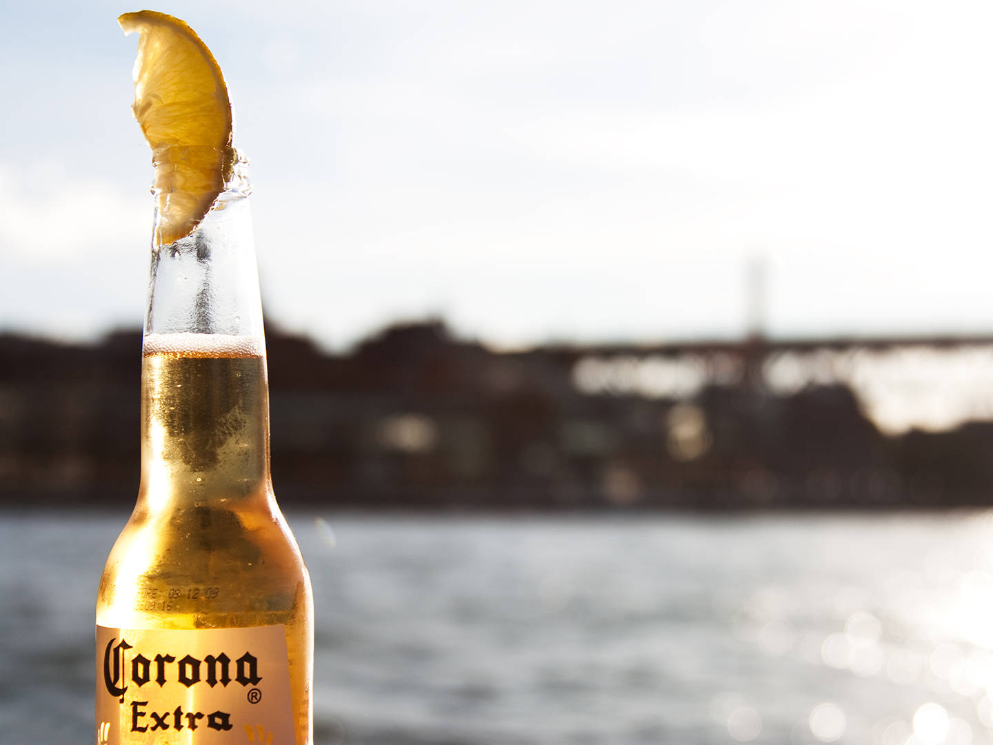 Ontsnap na Rustigheid met Corona Extra Muurpapier