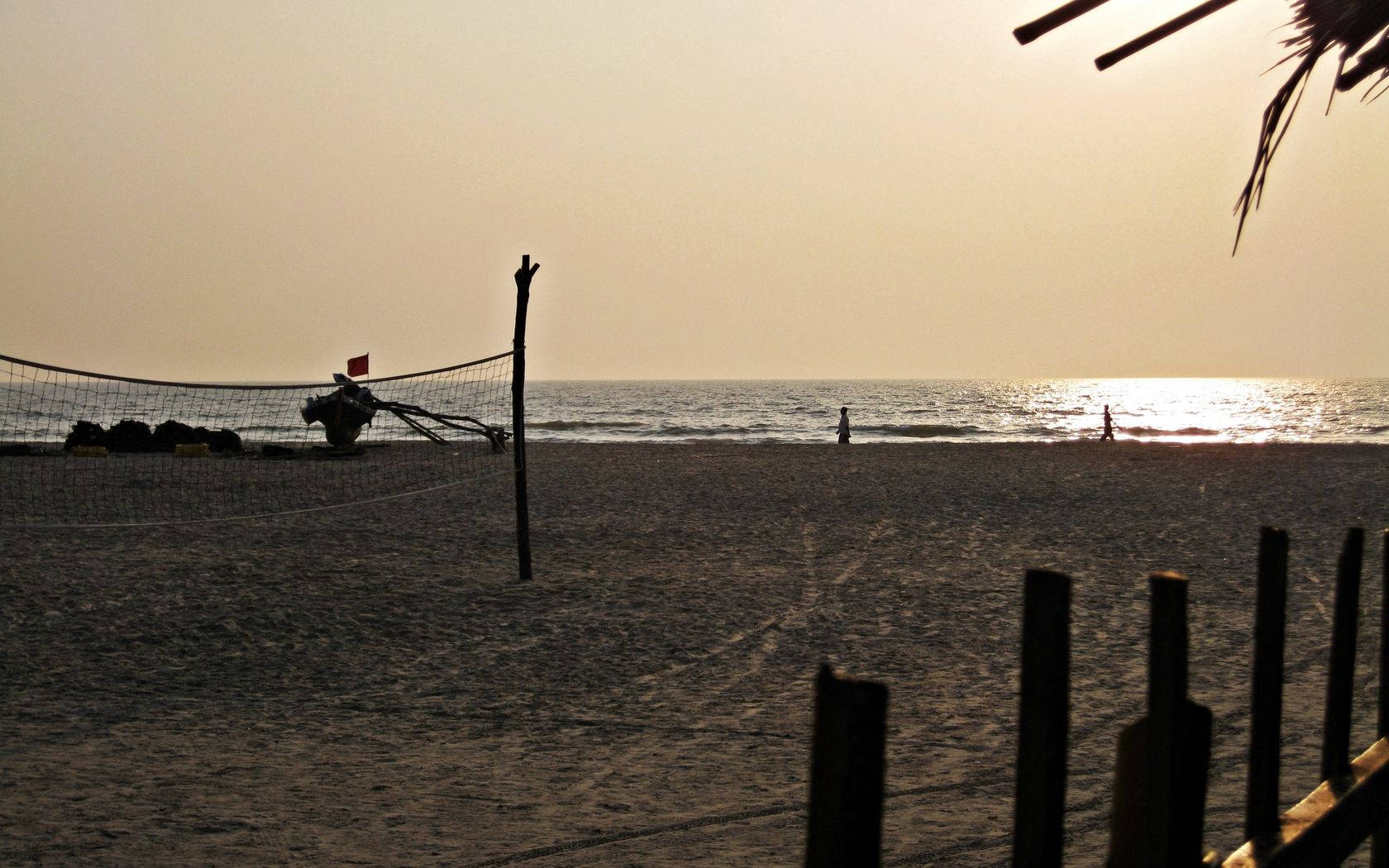 Strand in 'n vogtige middag-agtergrond.