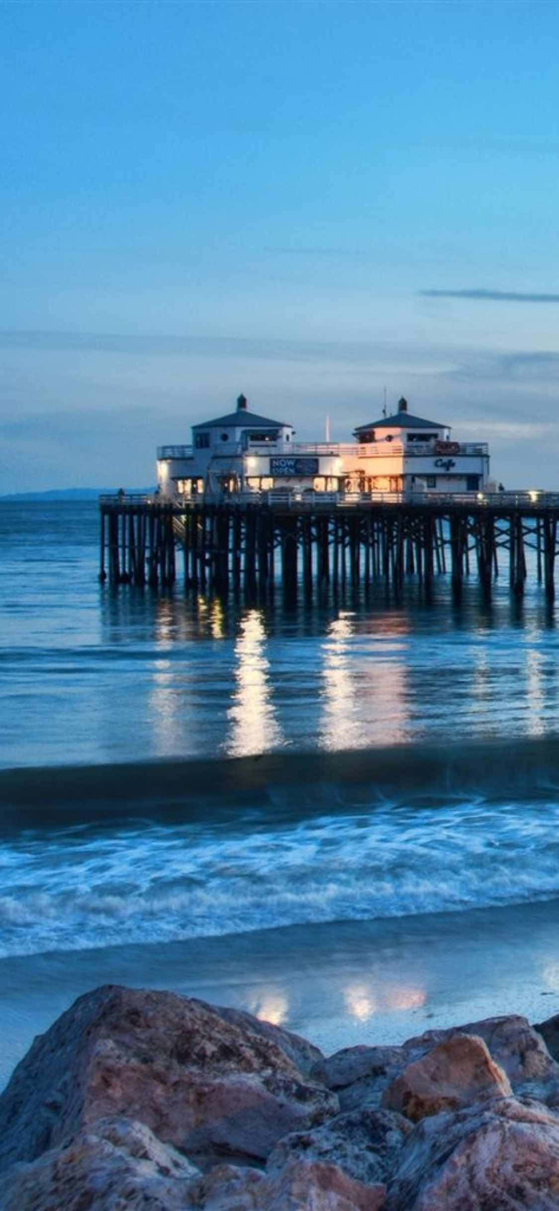 Ontspannende Sonsak oor Malibu-strand Muurpapier