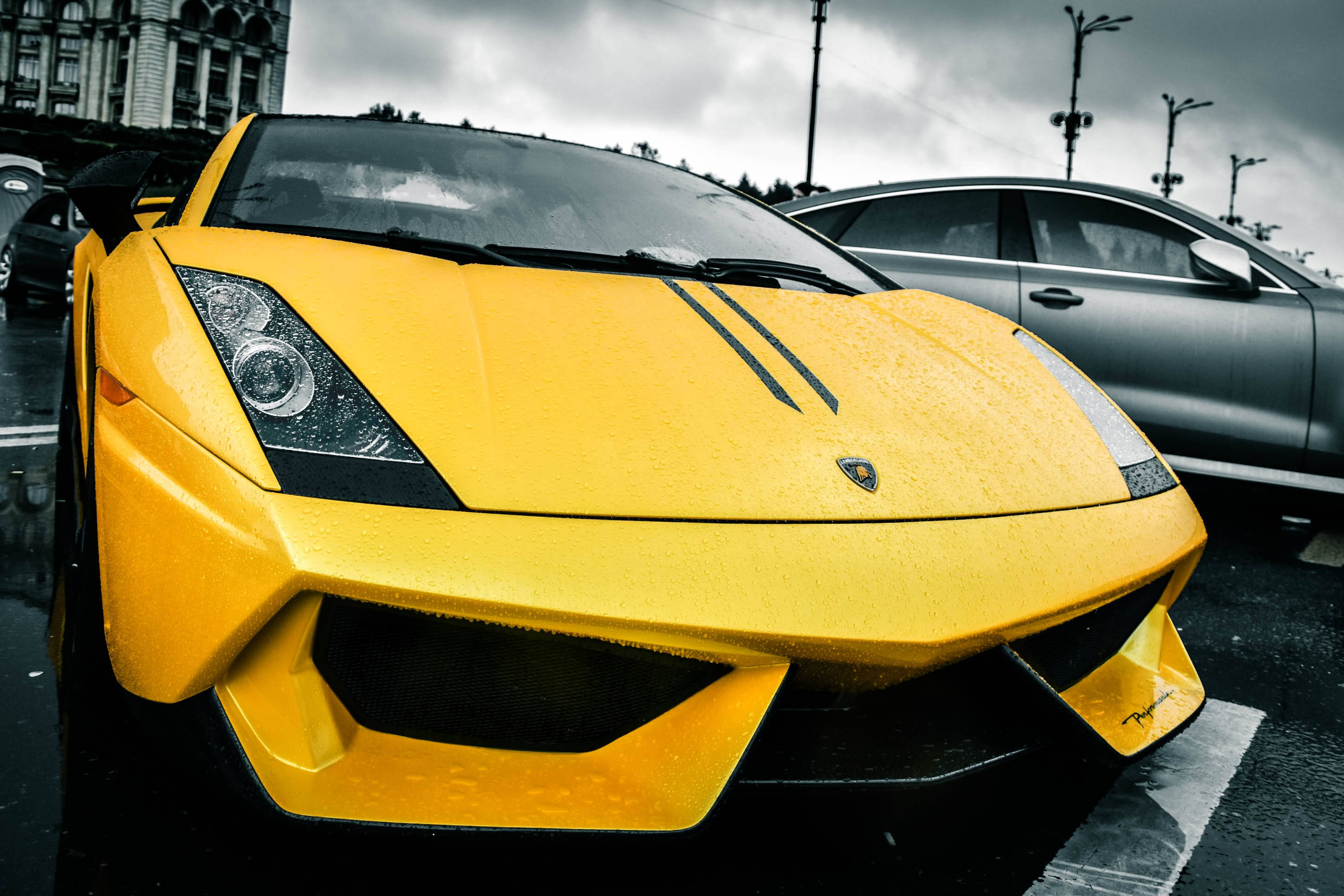 Opvallende Geel Lamborghini Gallardo op 'n Reënerige Dag Muurpapier