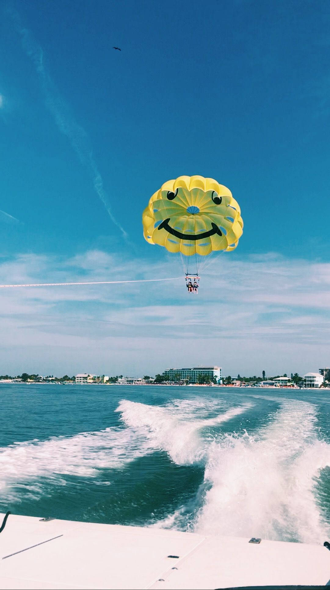 Opwindende See-avontuur - Parasailing Agter 'n Snelboot Muurpapier