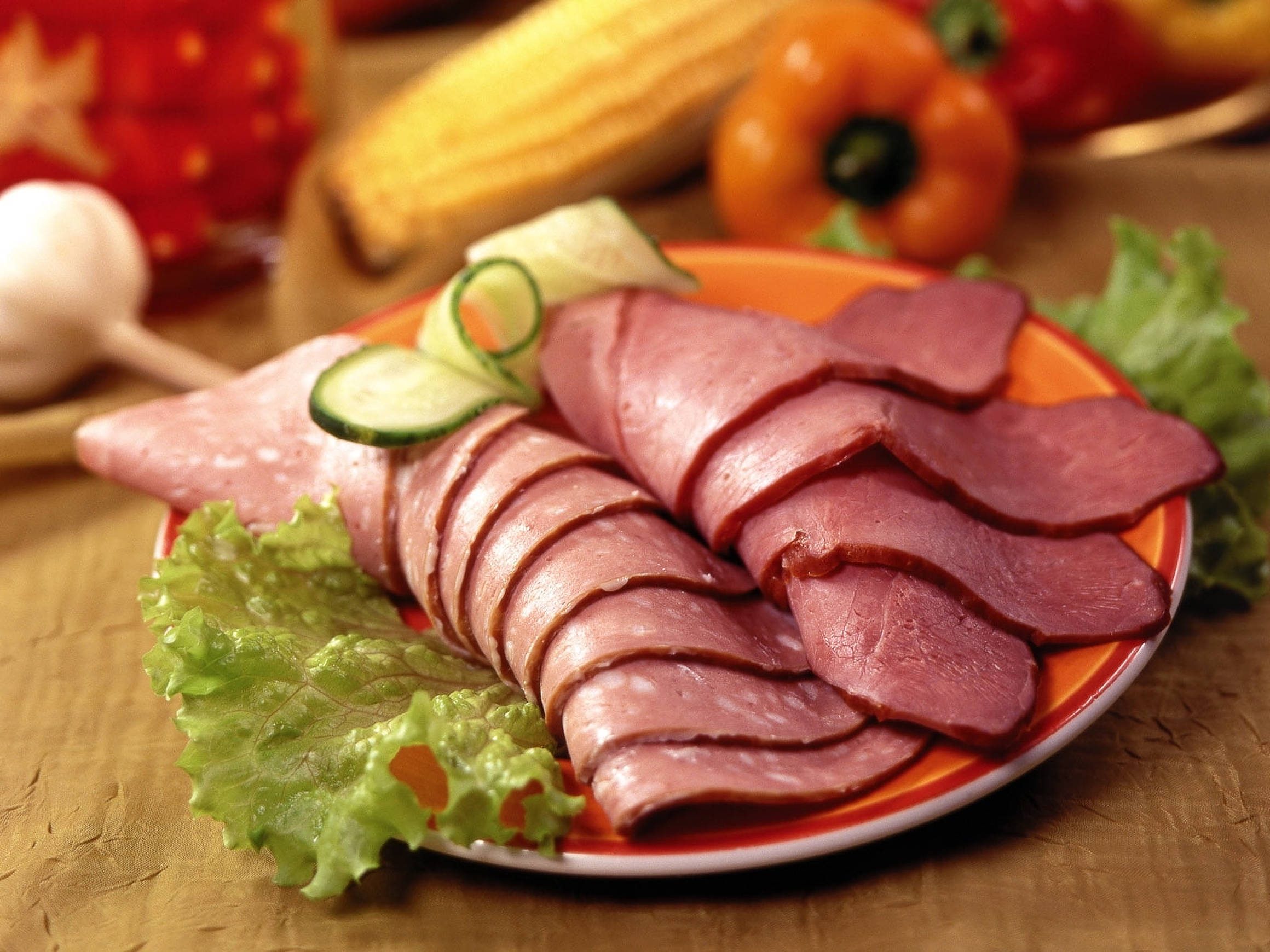Oranje bord met ham Muurpapier