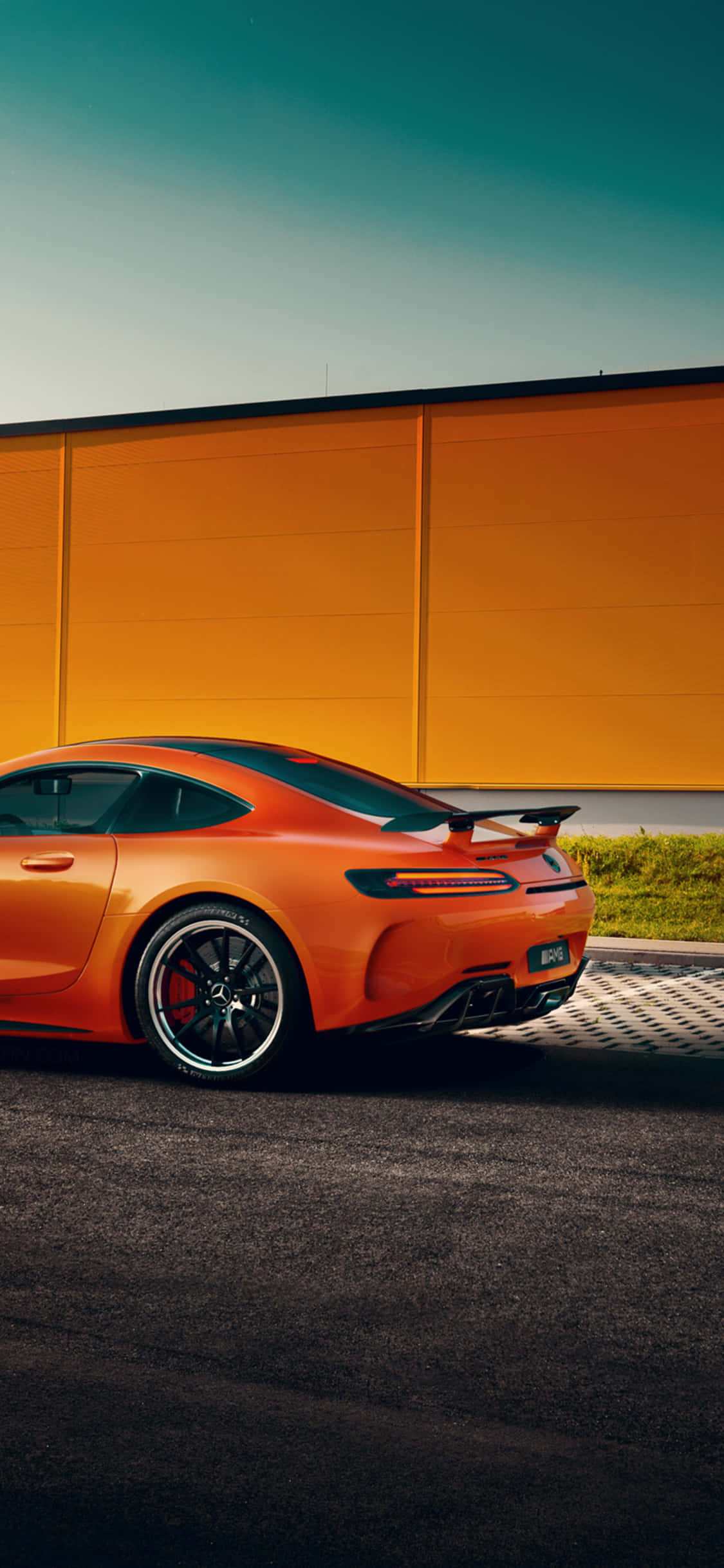 Oranje iPhone Xs Mercedes Amg Agtergrond Muurpapier