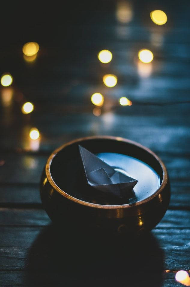 Origami-boot wat in 'n bak dryf — Estetiese kuns Muurpapier