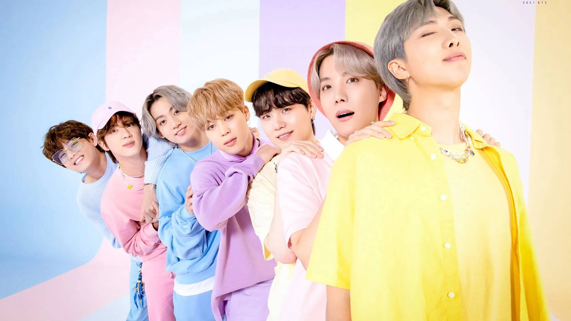 Oulike BTS-groep in pastelkleure opgestel Muurpapier