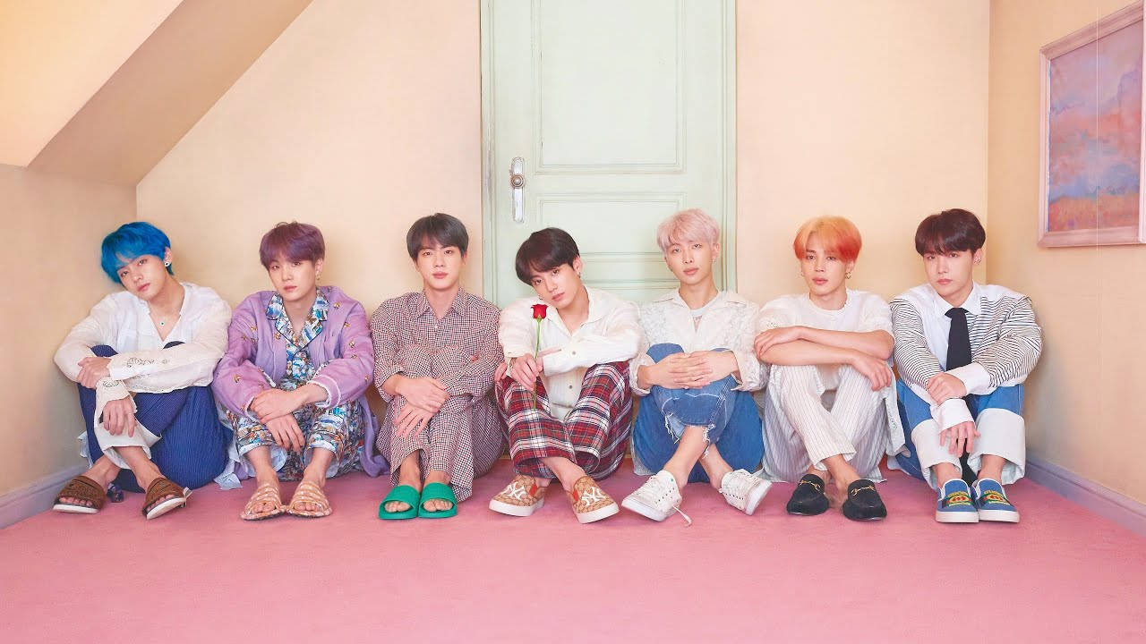 Oulike BTS-groep wat saam op die solder sit Muurpapier