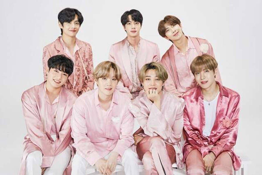 Oulike BTS-groep wat pienk sy-pakke dra Muurpapier