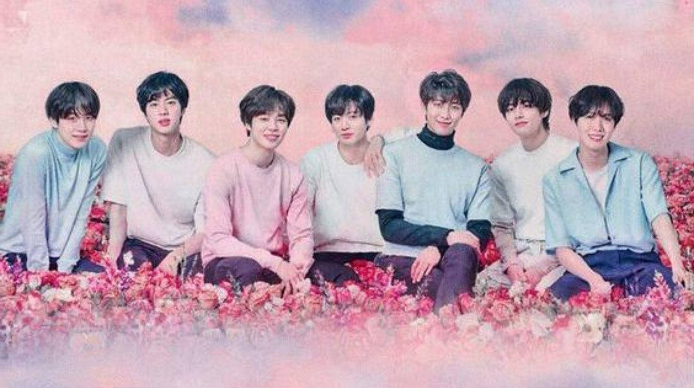 Oulike BTS-groep op 'n Pienk Blomveld Muurpapier