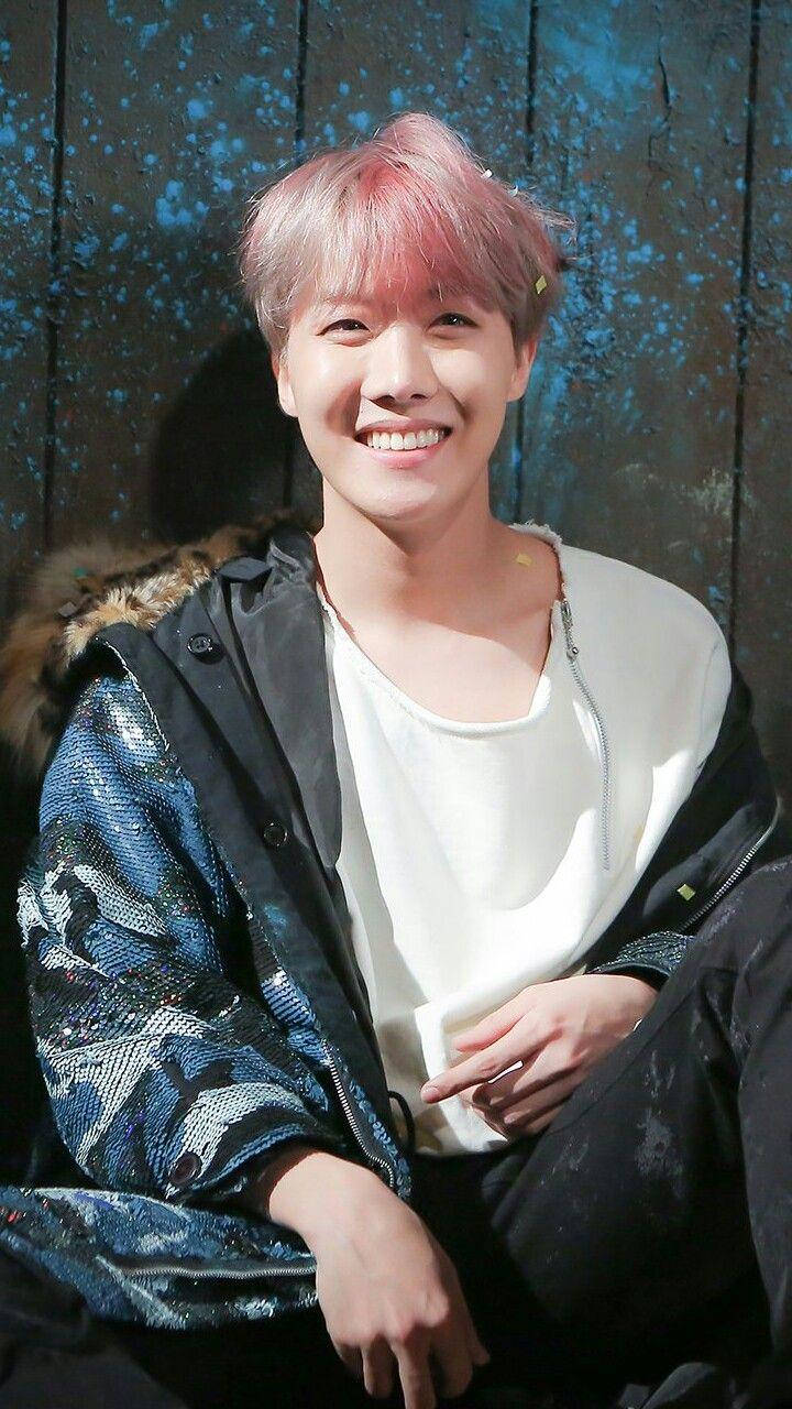 Oulike BTS J-Hope wat glimlag Muurpapier