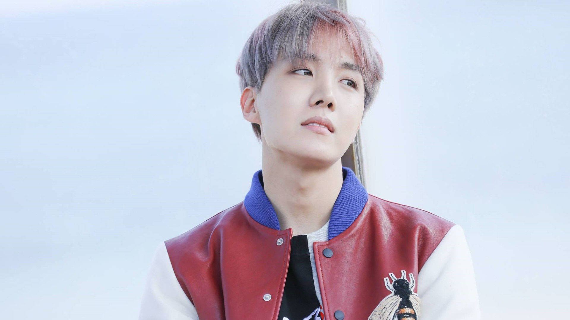 Oulike BTS J-Hope met Rooi en Wit Baadjie Muurpapier
