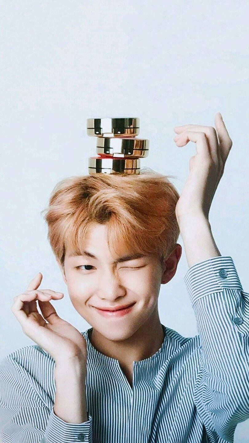 Oulike BTS RM met kompakte op sy kop Muurpapier