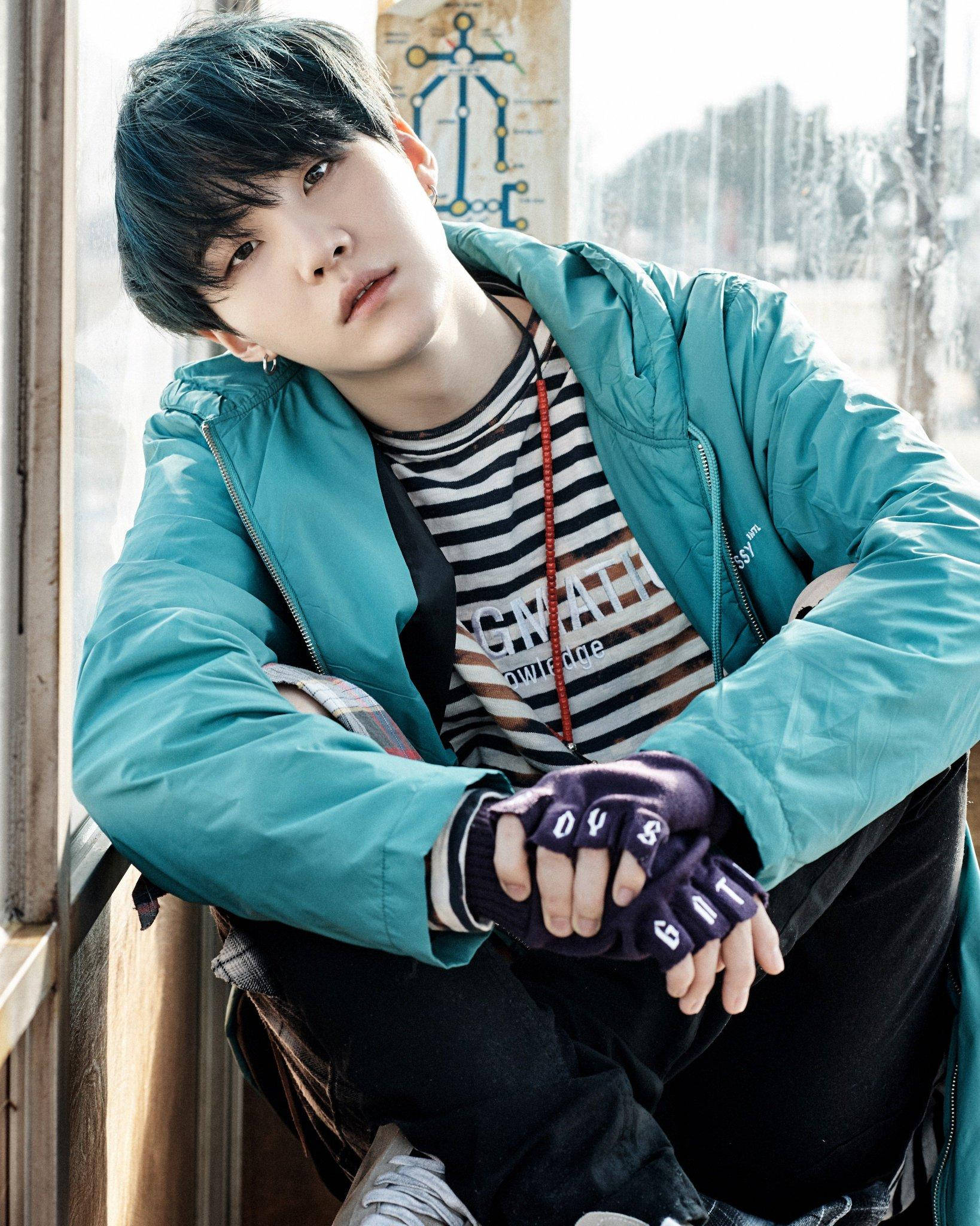 Oulike BTS Suga in Blou Muurpapier