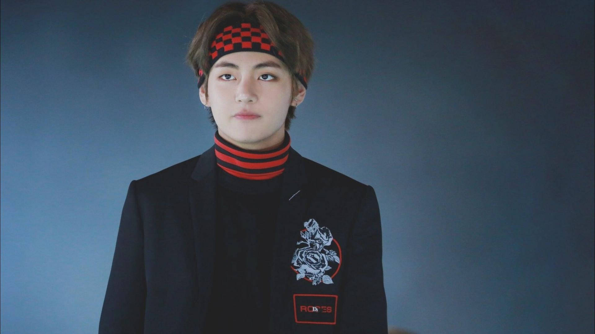 Oulike BTS V in Swart en Rooi Muurpapier