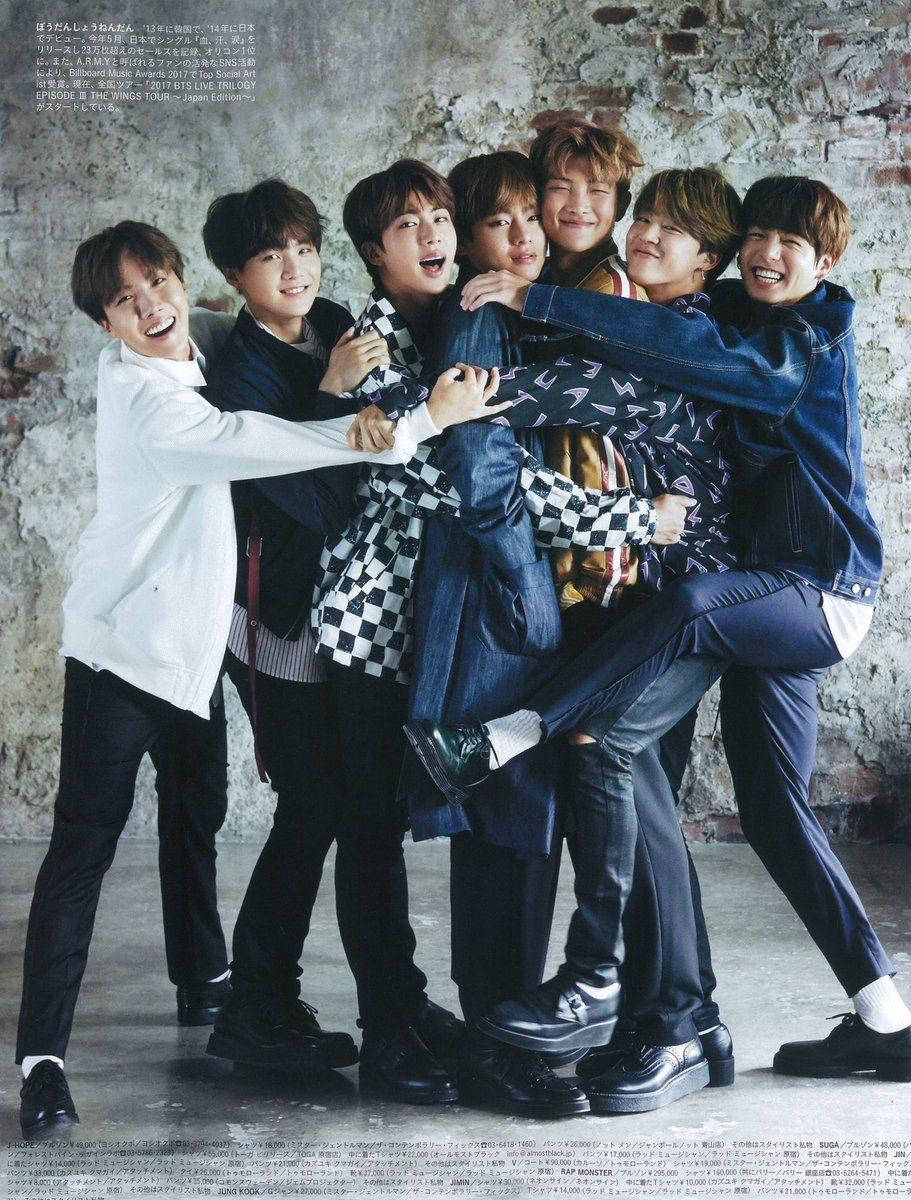 Oulike BTS wat mekaar omhels Muurpapier