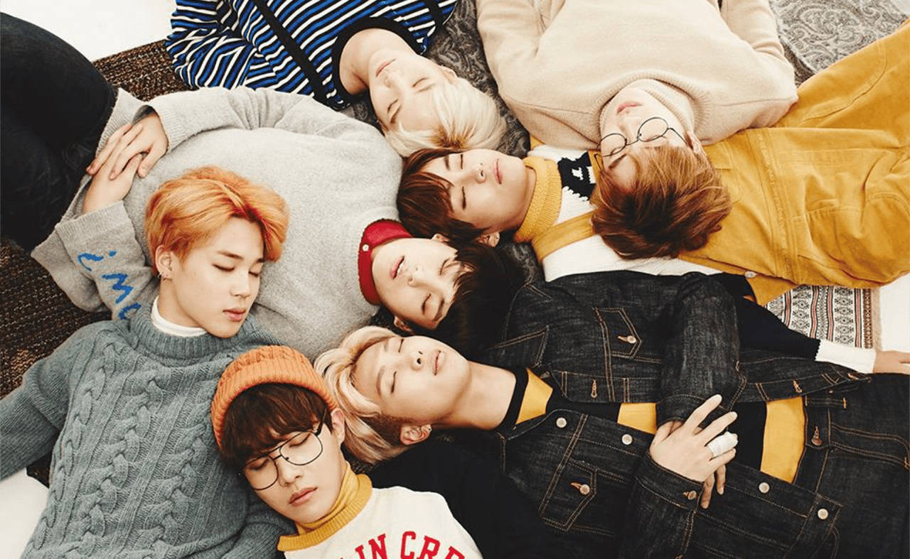 Oulike BTS wat op mekaar slaap Muurpapier