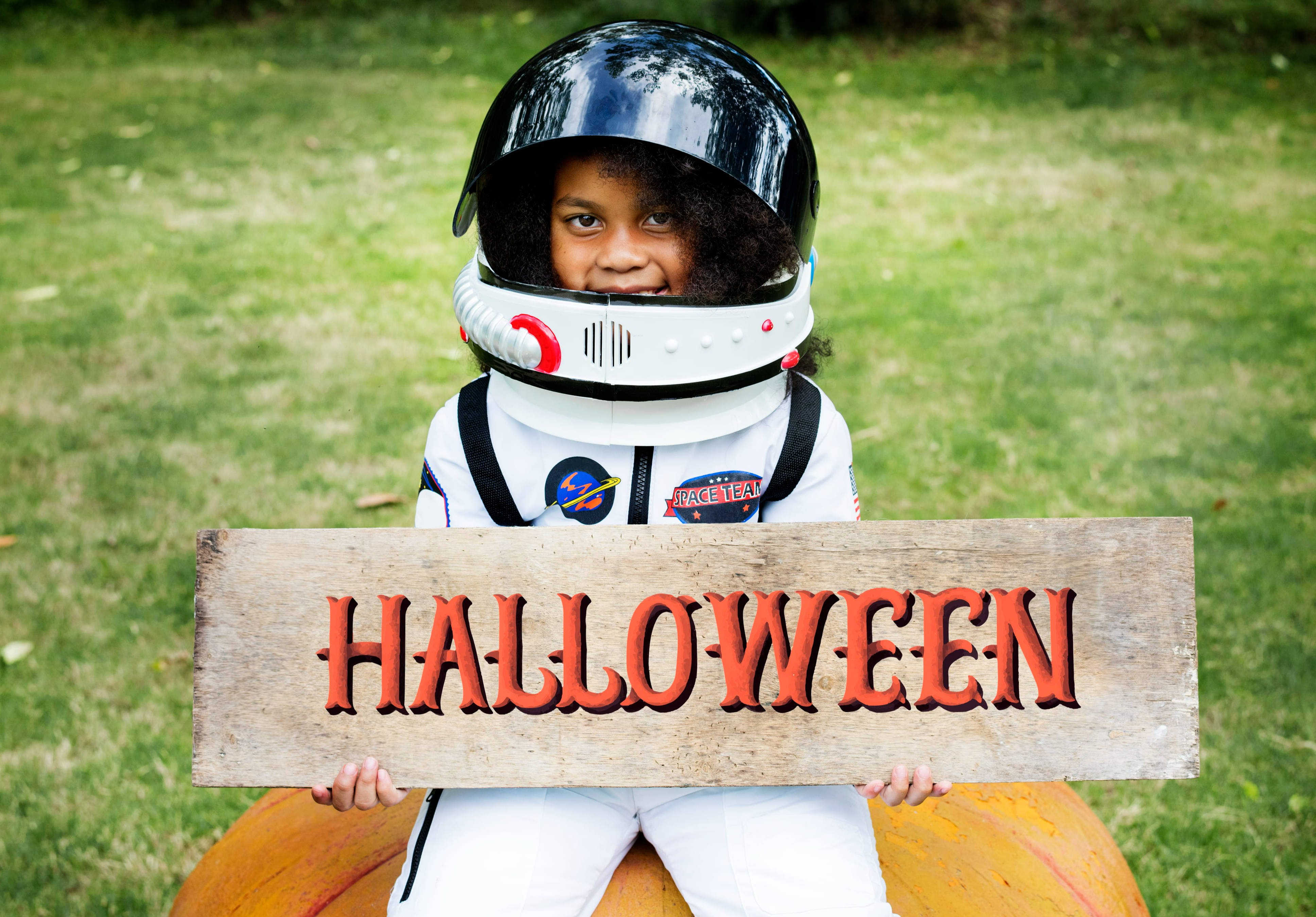 Oulike Halloween-ruimtevaardersmeisie Muurpapier