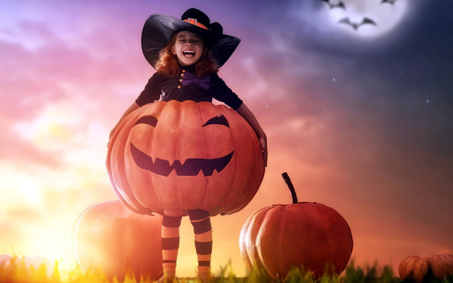 Oulike Halloween-meisie wat lag Muurpapier