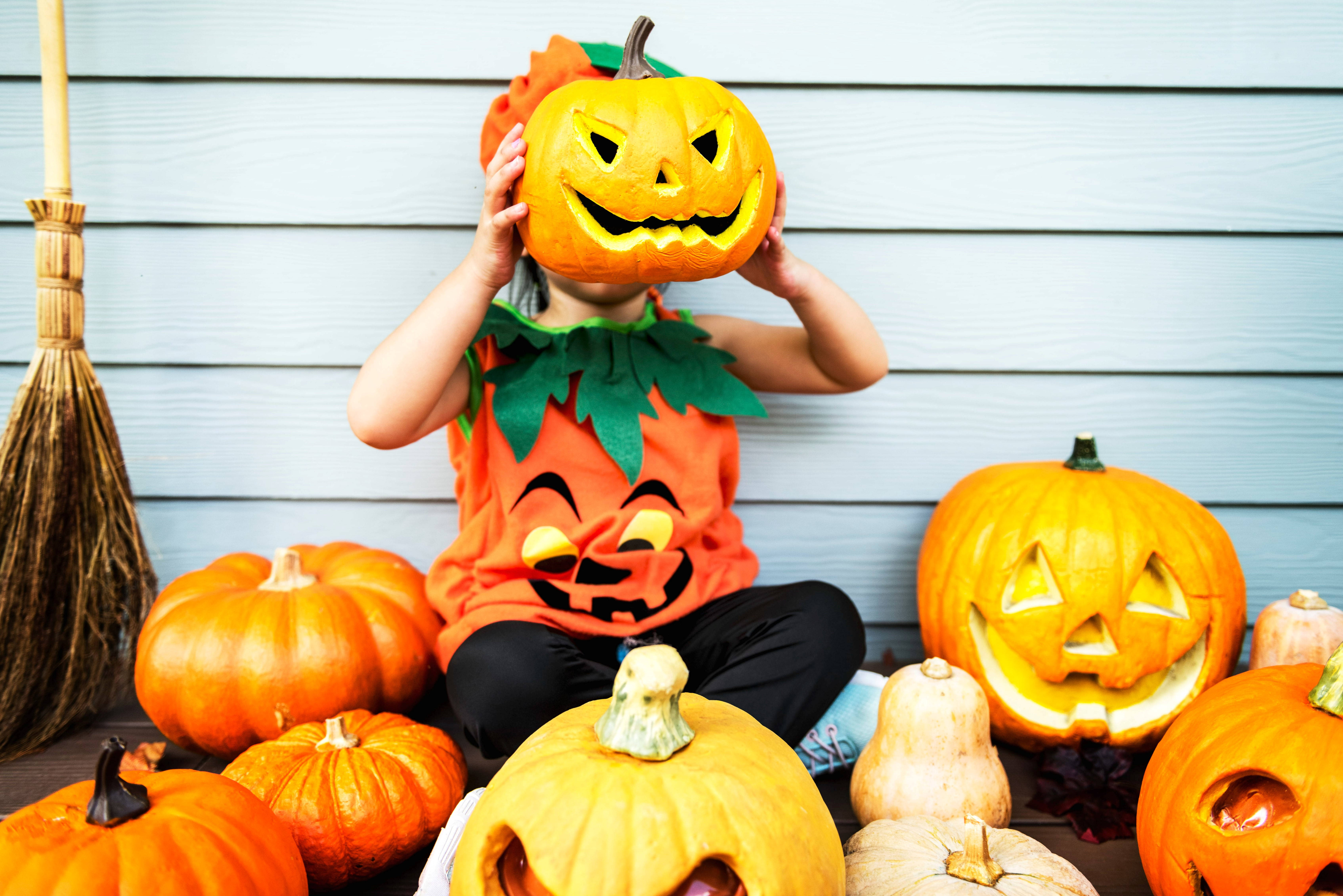 Oulike Halloween-kind in Jack O' Lantern-pak Muurpapier
