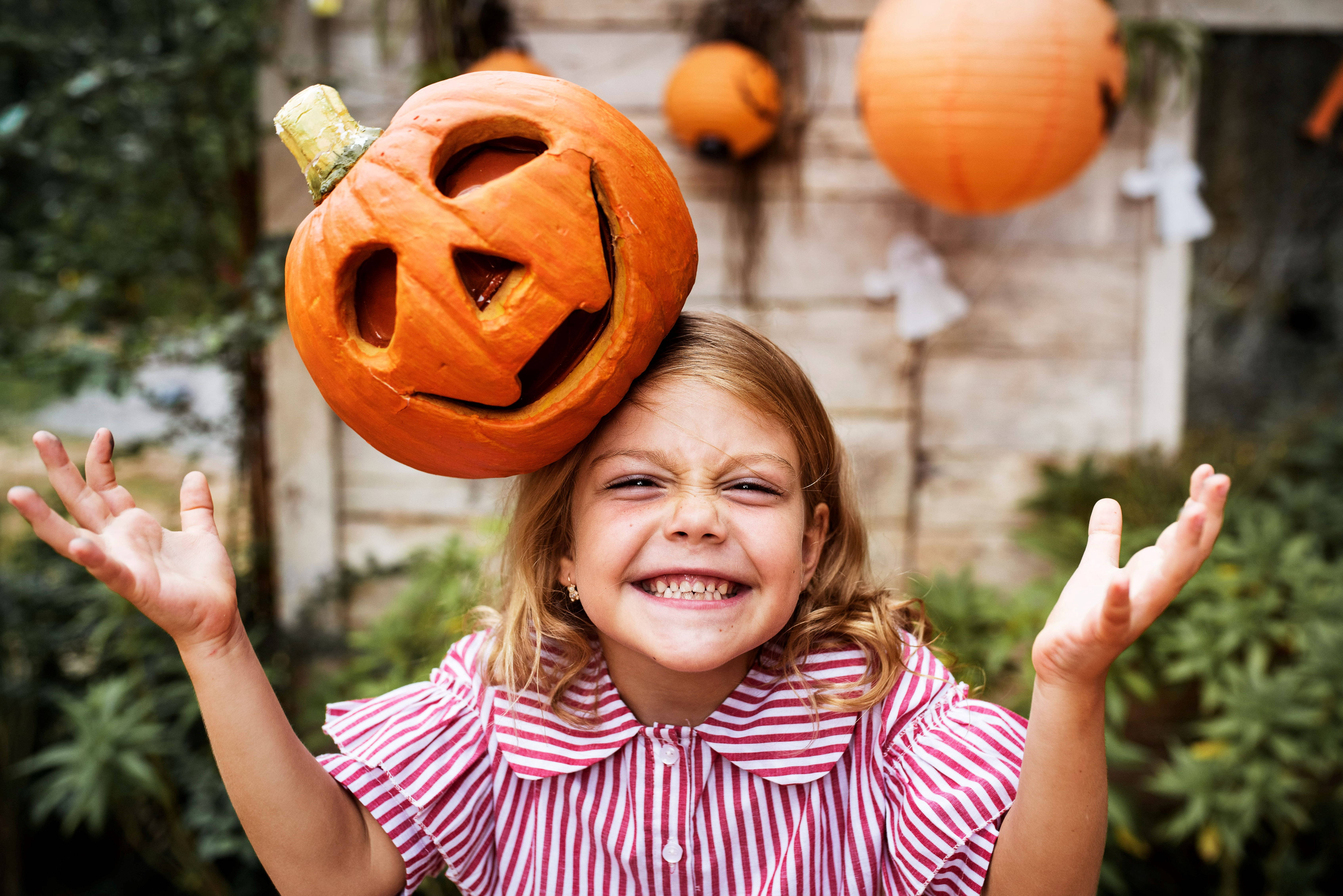 Oulike Halloween-pampoen op meisie se kop Muurpapier