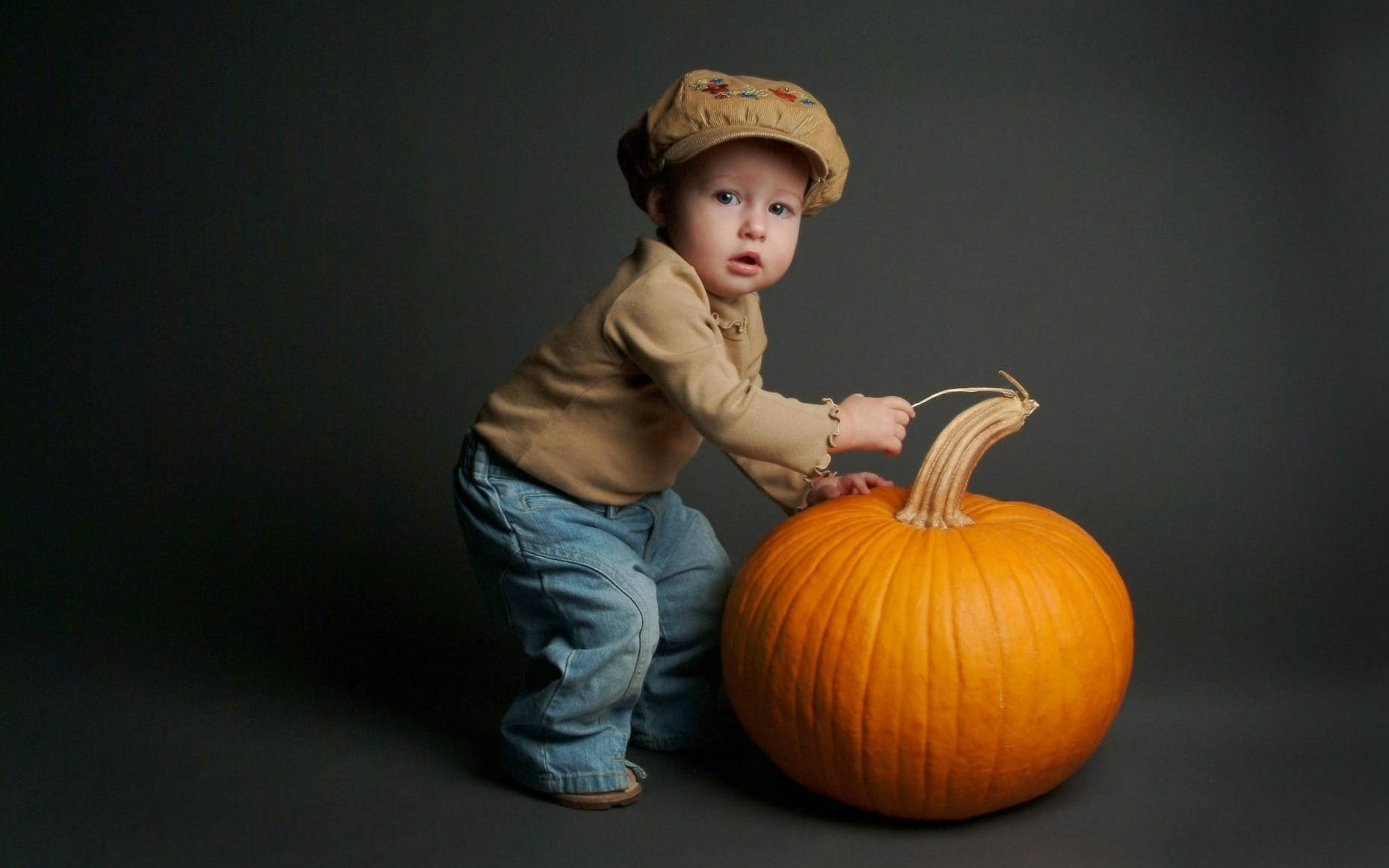 Oulike Halloween-toddler oor pampoen Muurpapier