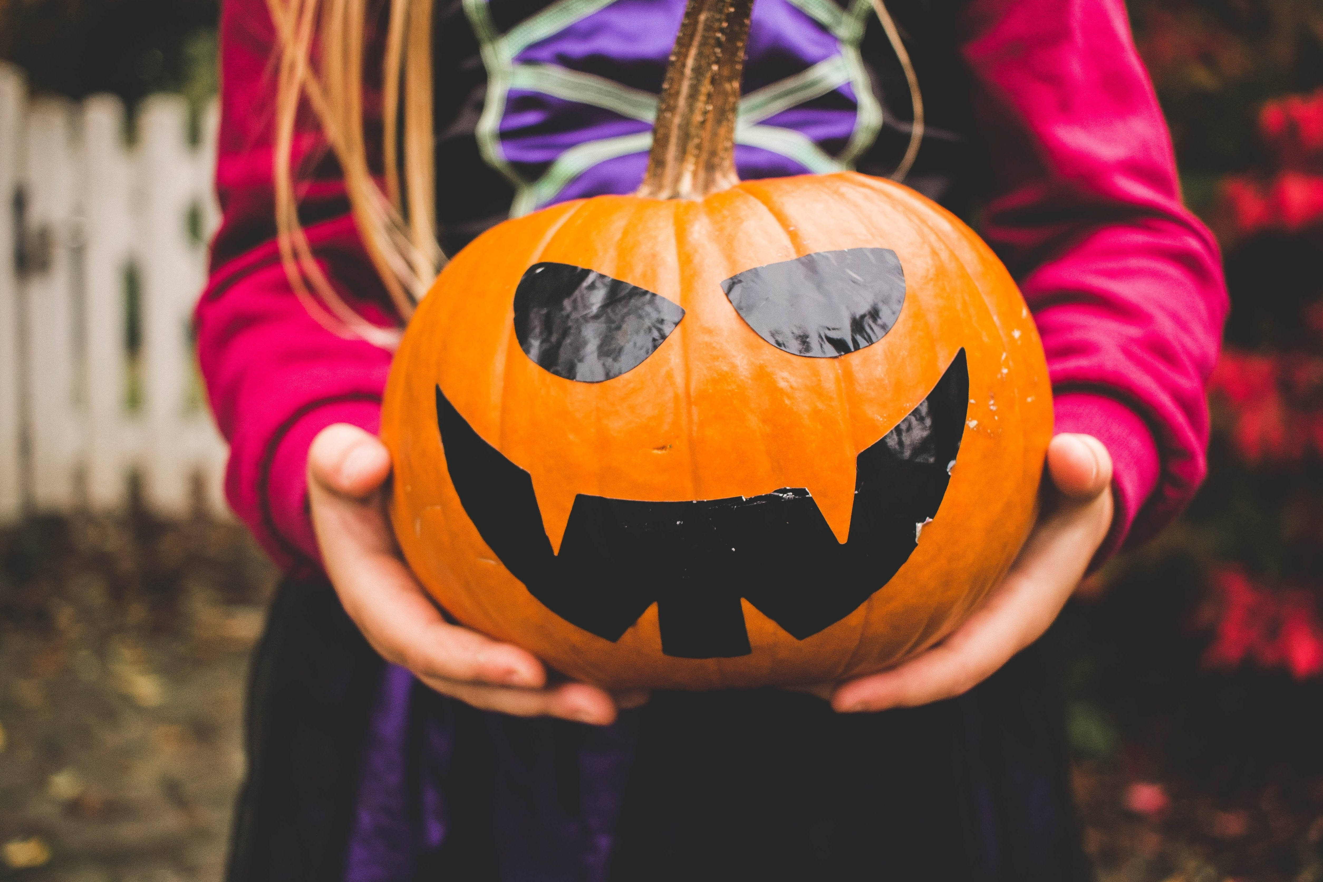 Oulike Halloween Meisie Met Pampoen Muurpapier