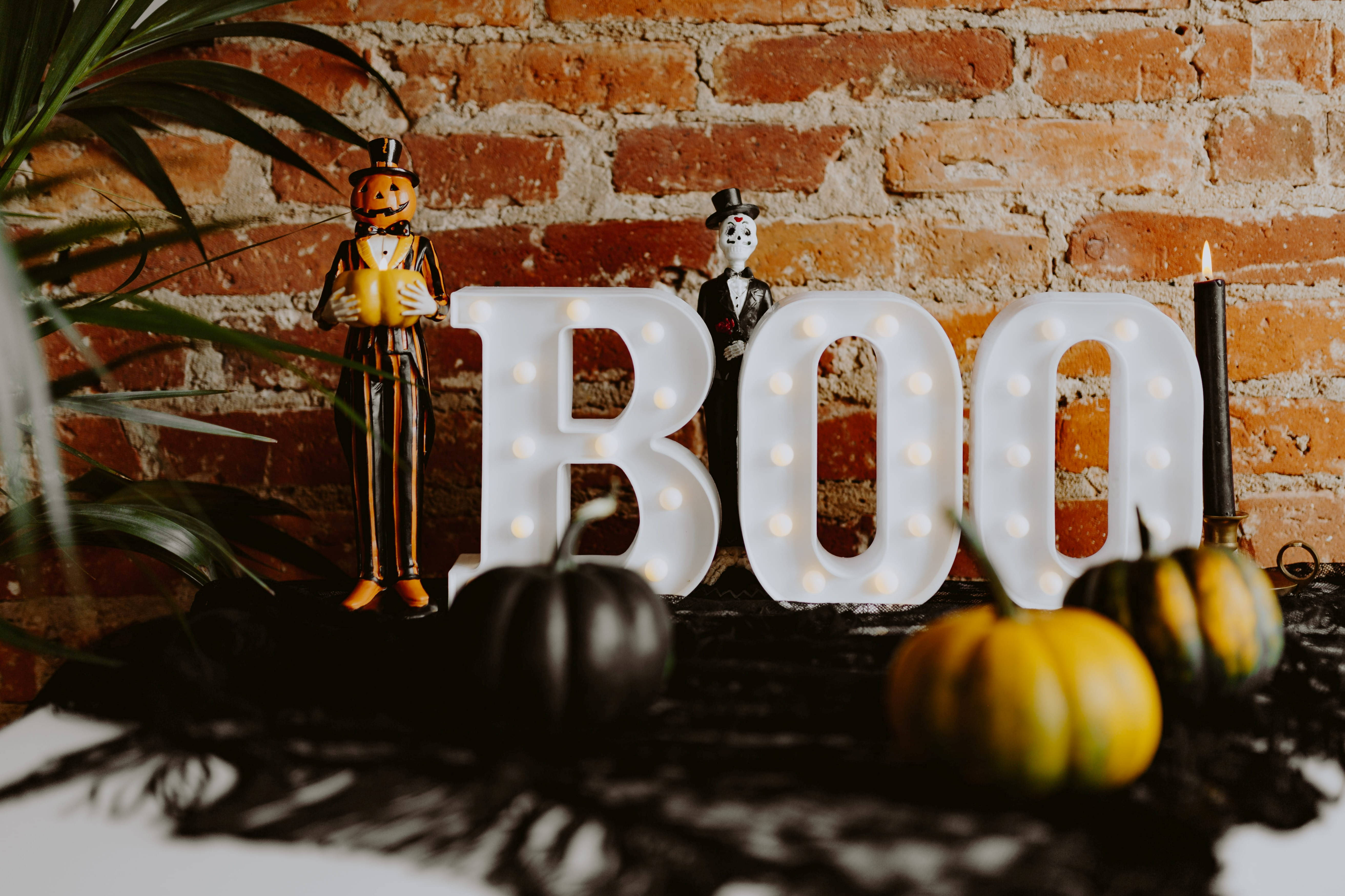 Oulike Halloween-versierings en -letters Muurpapier