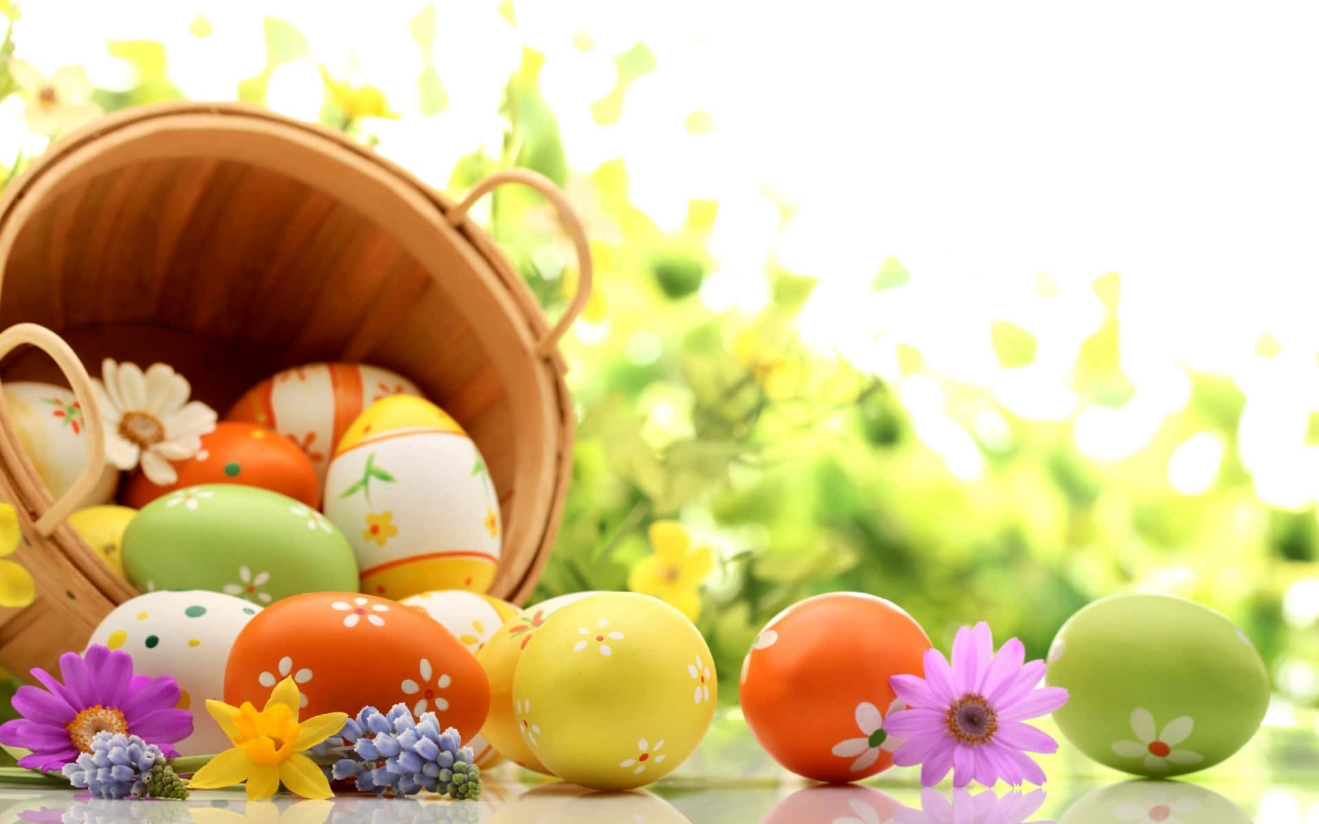 Oulike Paashaas Omring deur Kleurvolle Eiers op 'n Lewendige Lente-agtergrond Muurpapier