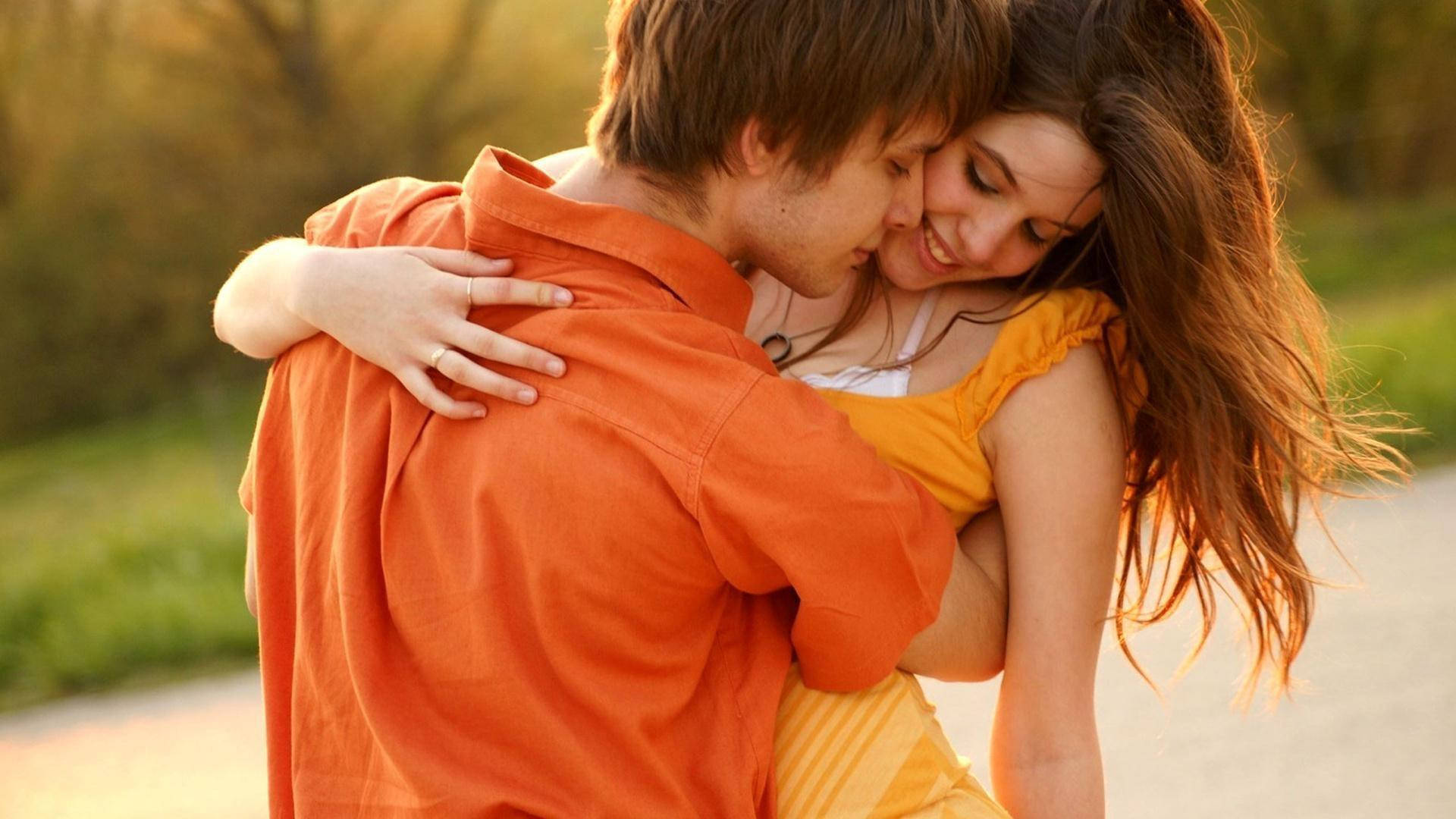 Paar in Oranje Romantiese Liefde Muurpapier
