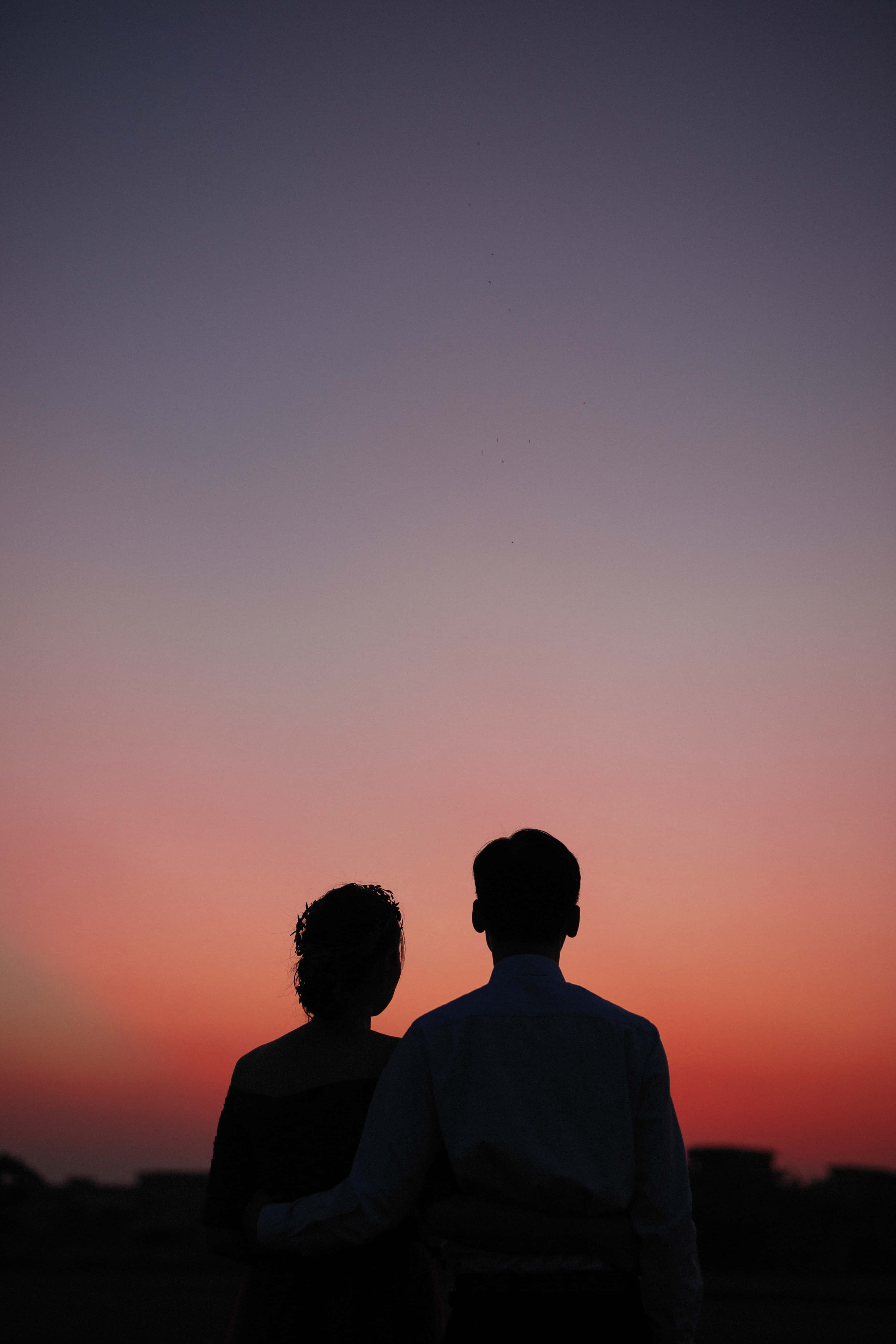 Paar Sonsondergangskaduwees Onder Lugfoto Muurpapier