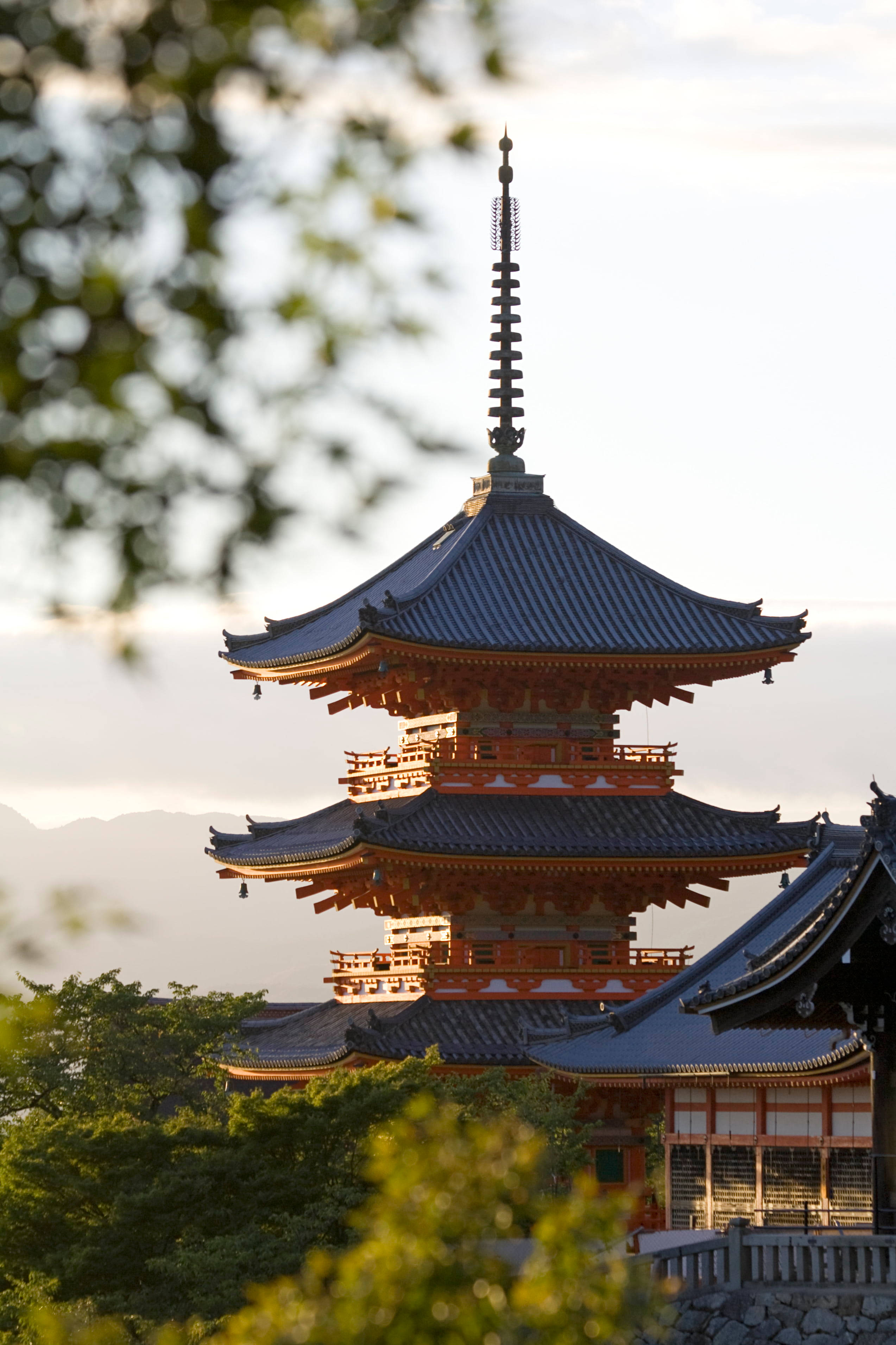 Pagoda-toneel in Japan vir iPhone-skerms Muurpapier
