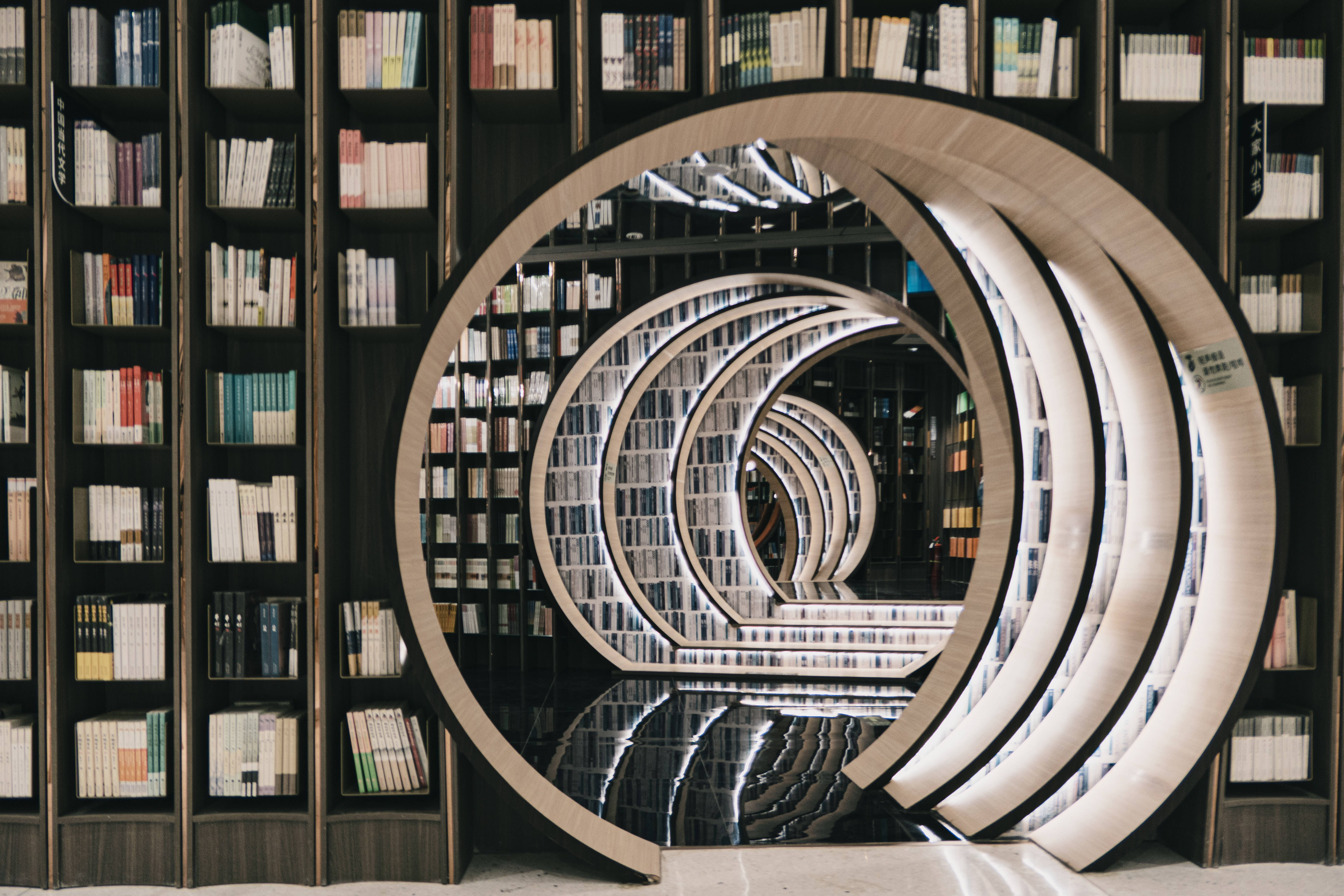 Panoramiese Uitsig van Rond Boekrak in Biblioteek Muurpapier