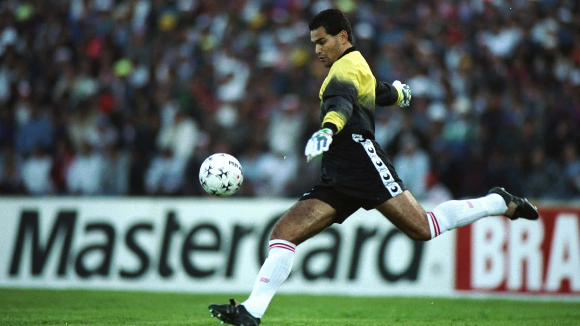 Paraguayaanse Sokkerspan Doelwagter Jose Luis Chilavert Skop 'n Bal Muurpapier