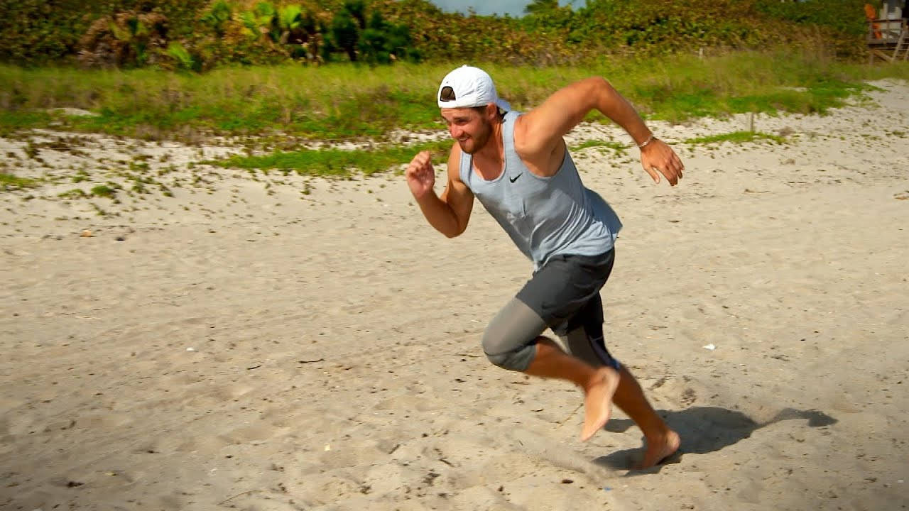Patrick Rodgers hardloop op strand Muurpapier