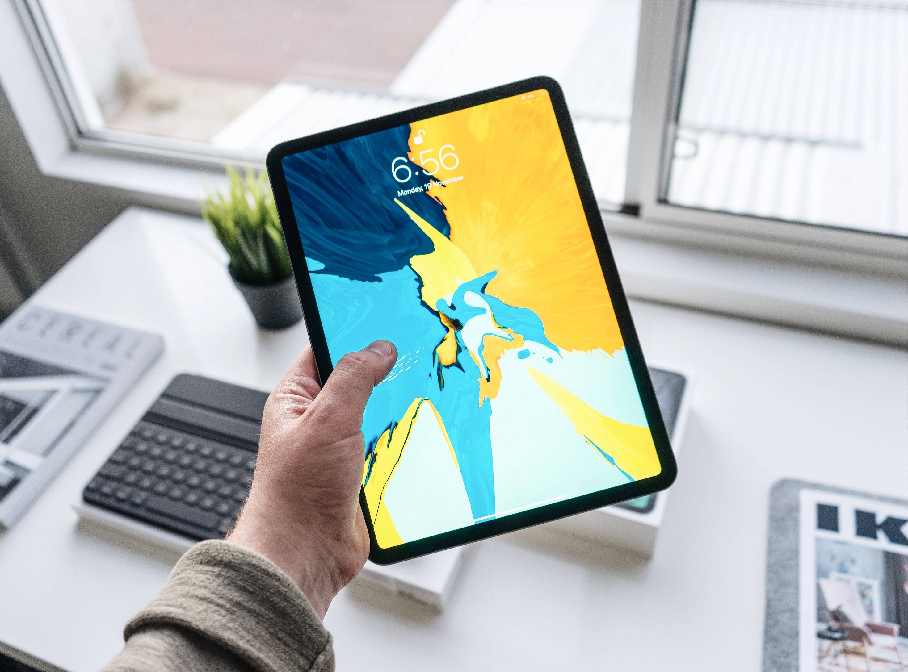 Persoon wat Apple iPad Pro Vashou Muurpapier
