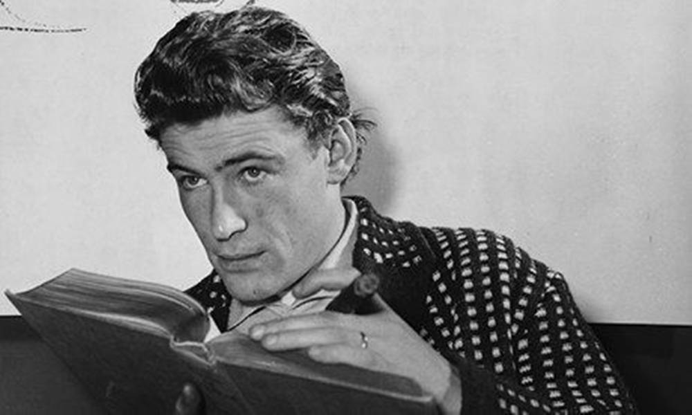 Peter O'Toole berei voor vir sy ikoniese rol in Lawrence of Arabia Muurpapier