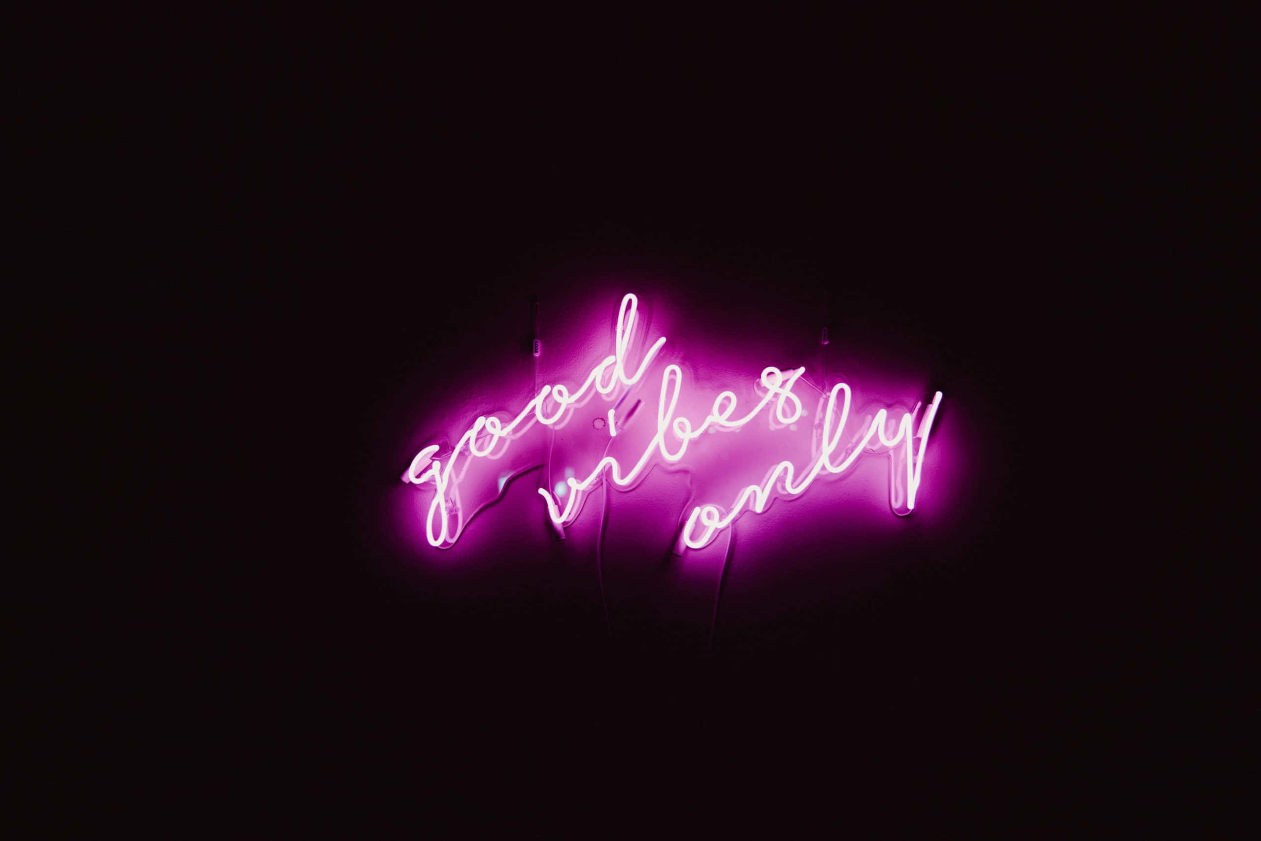 Pienk Neon Goeie Vibe Muurpapier