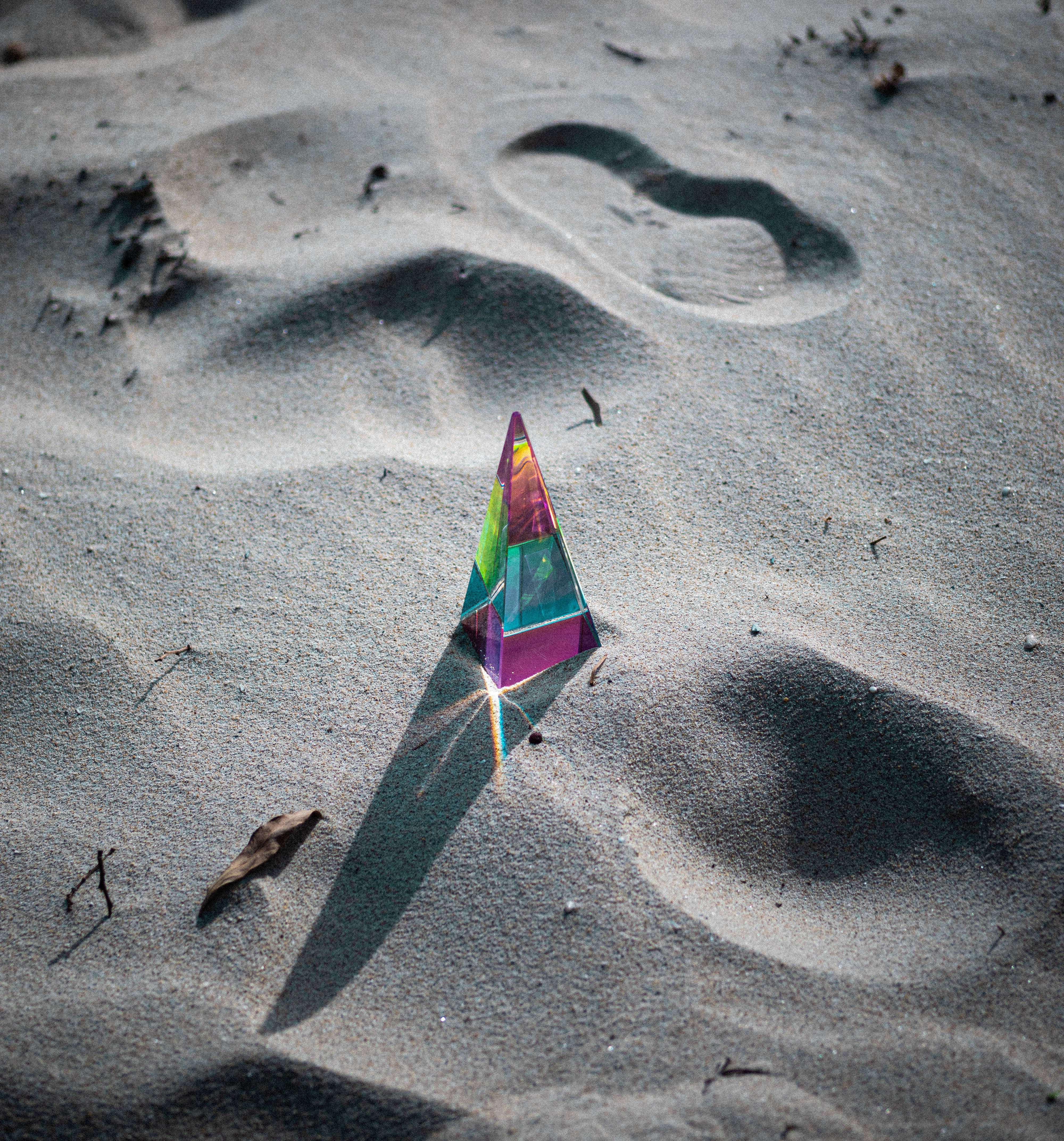 Piramide Reënboog Prisma op Sand Muurpapier