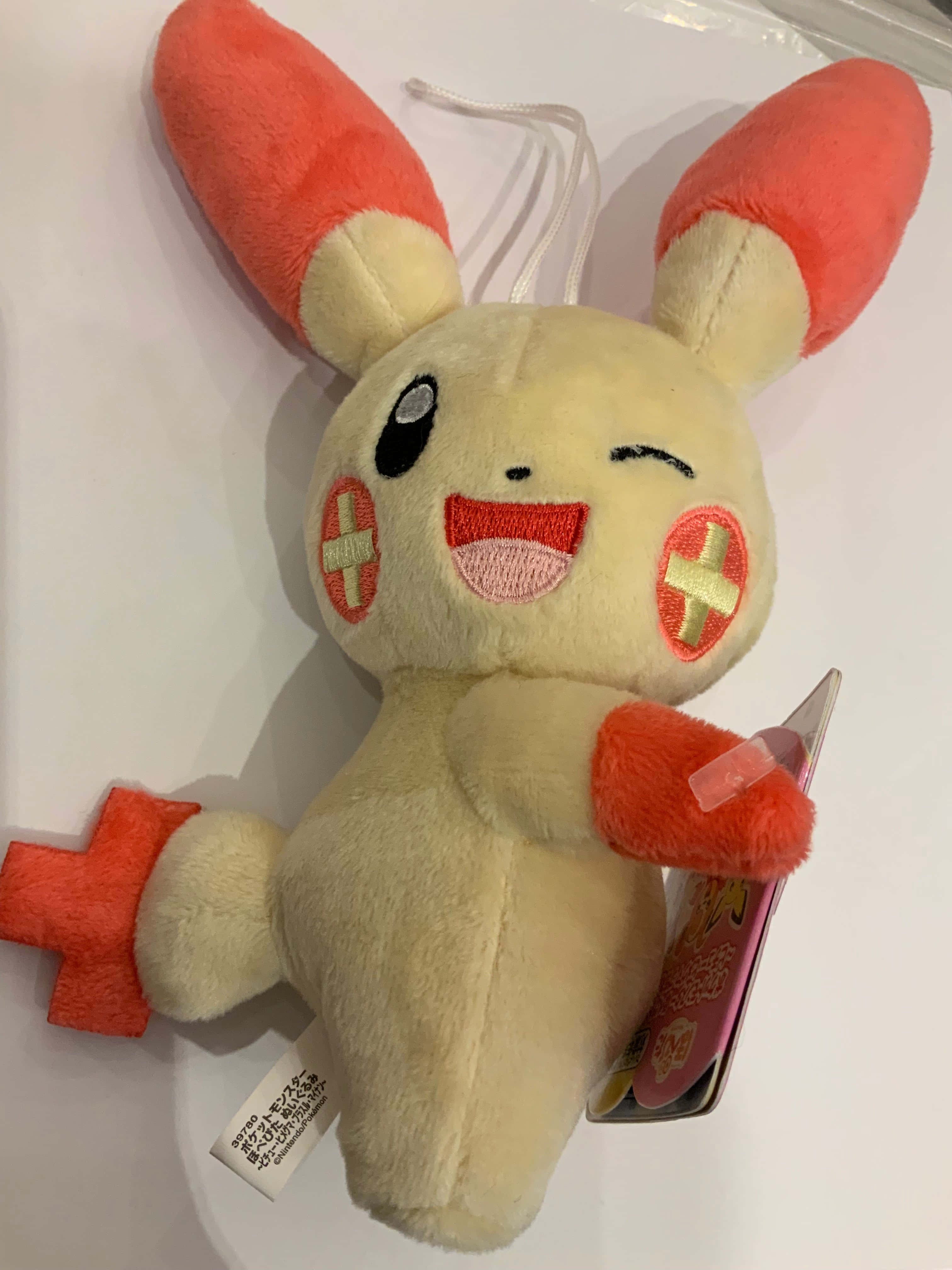 Plusle Opgestopte Speelding Muurpapier