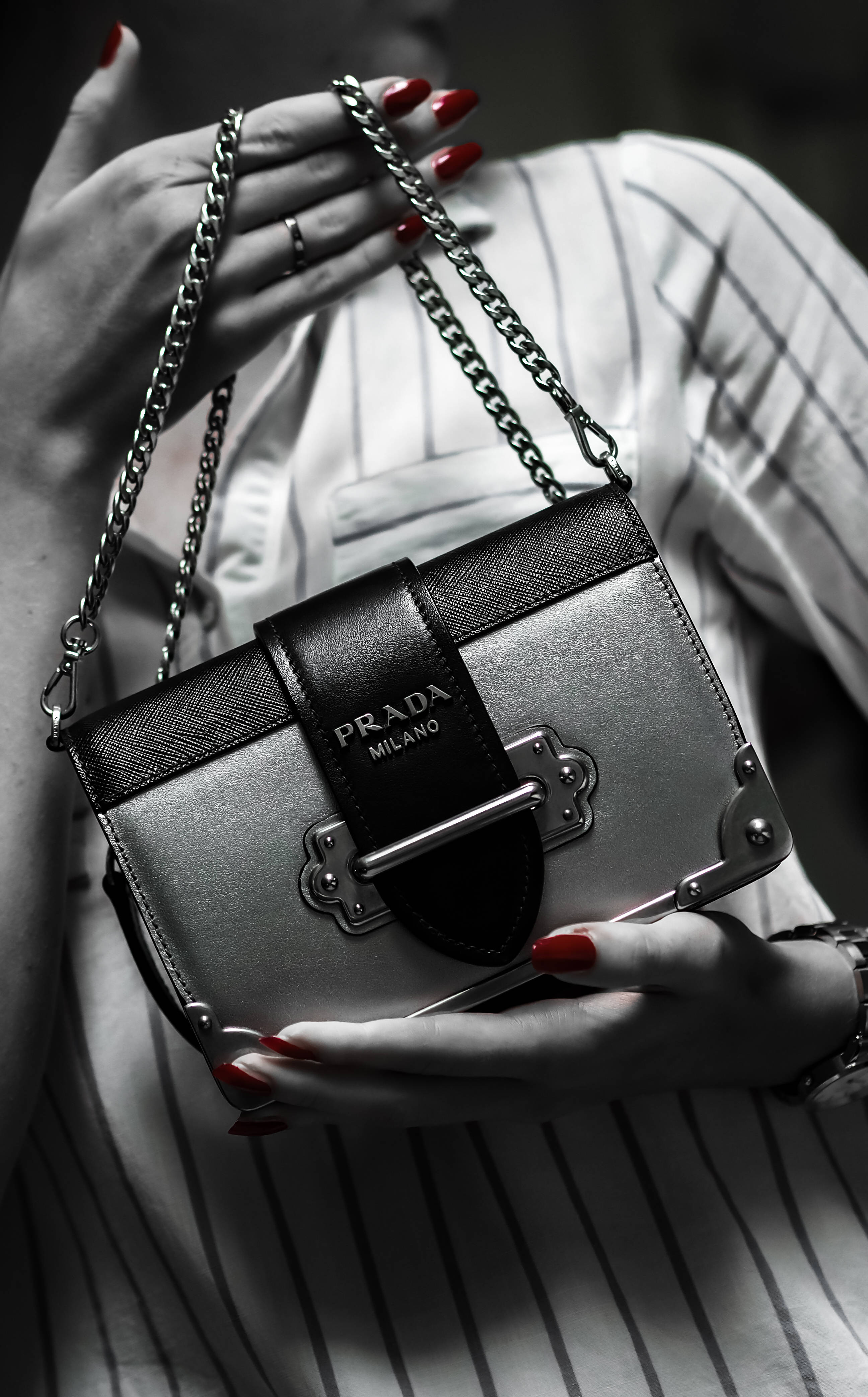 Prada Woman With Red Nails Muurpapier