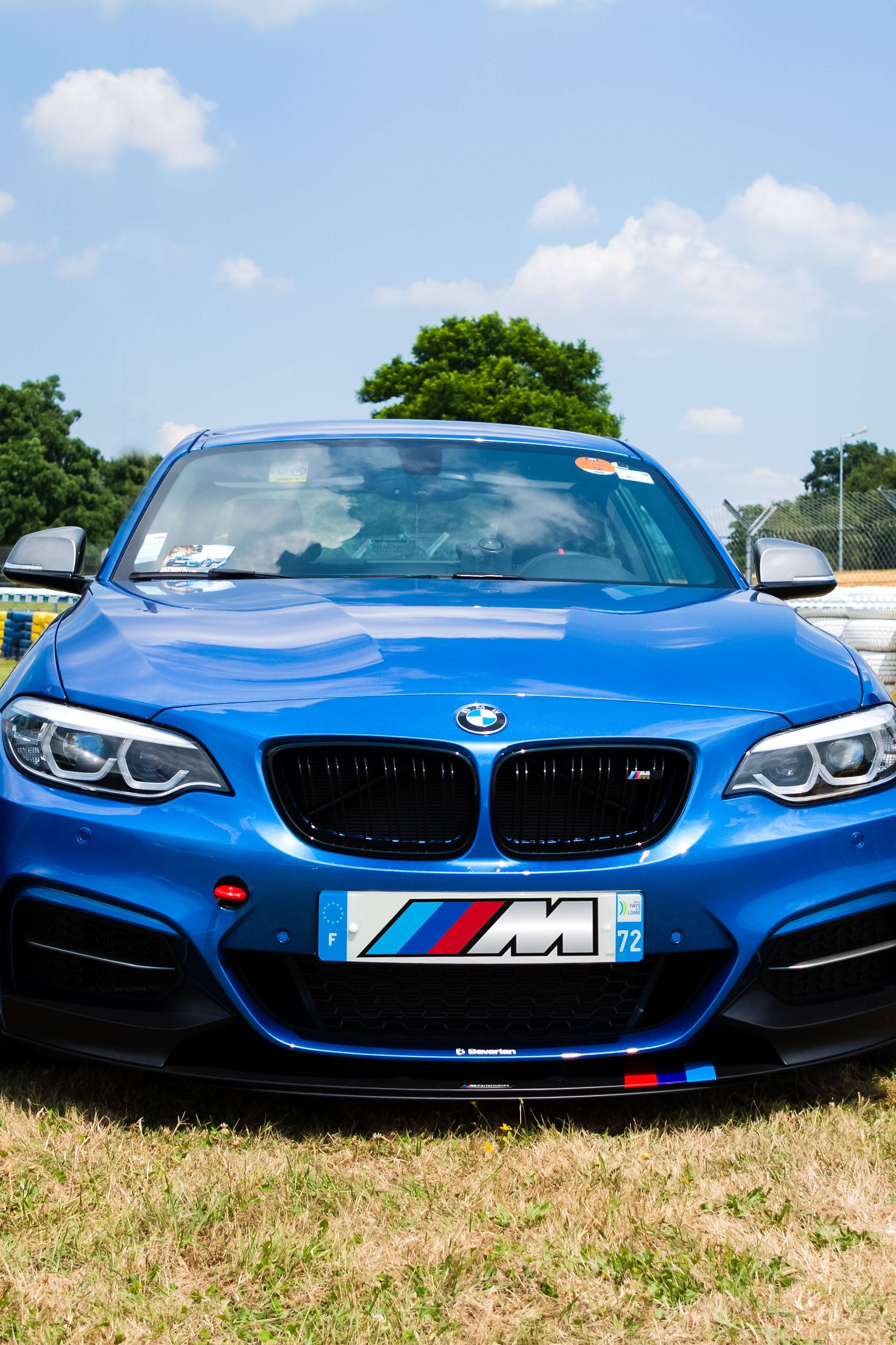 Pragtige blou BMW op 'n renbaan Muurpapier