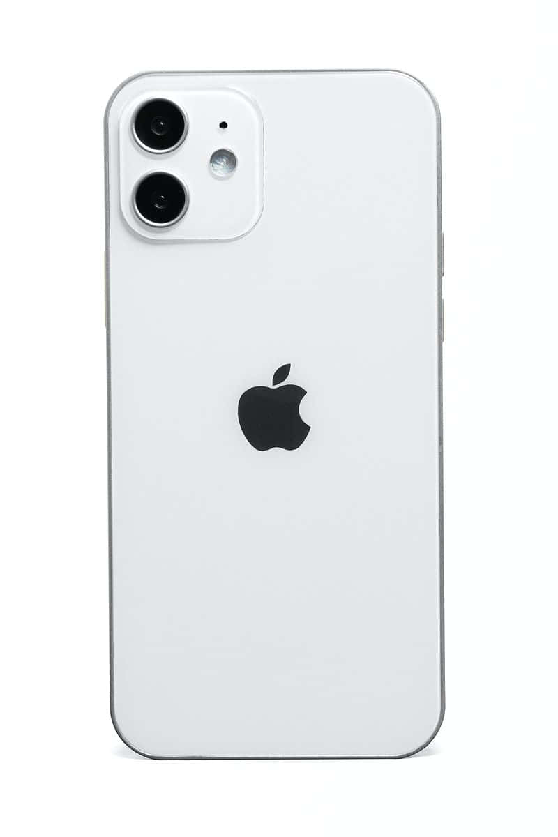 Pragtige donkerblou oseaan met dramatiese seekaap-landskap op iPhone 12-skerm Muurpapier